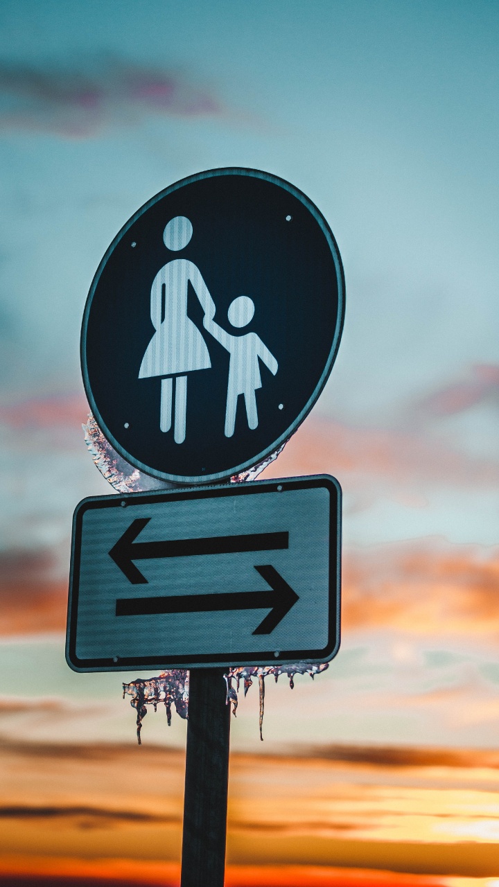 Обои небо, дорога, дорожный знак, пейзаж, символ в разрешении 720x1280