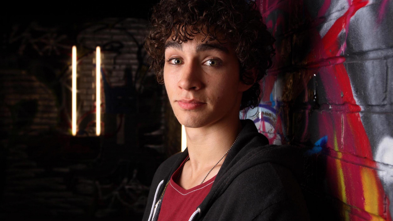 Обои ночь, забава, сцена, мужской, человек в разрешении 1280x720