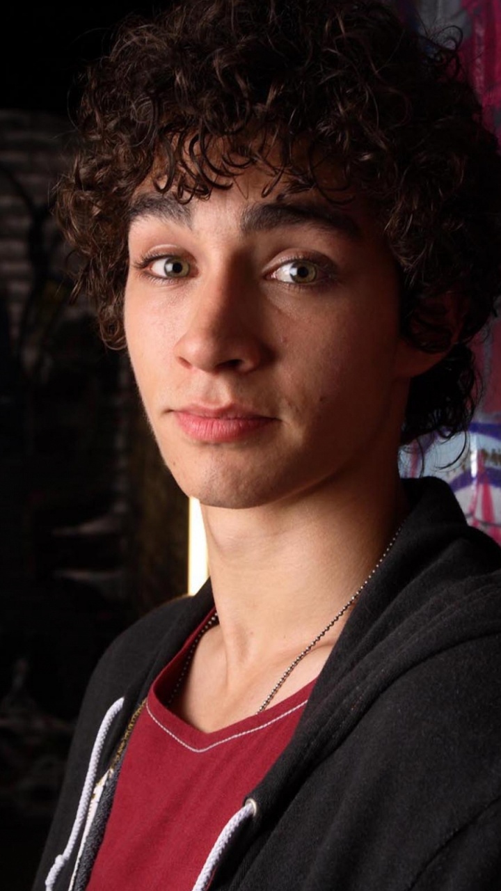 Обои ночь, забава, сцена, мужской, человек в разрешении 720x1280