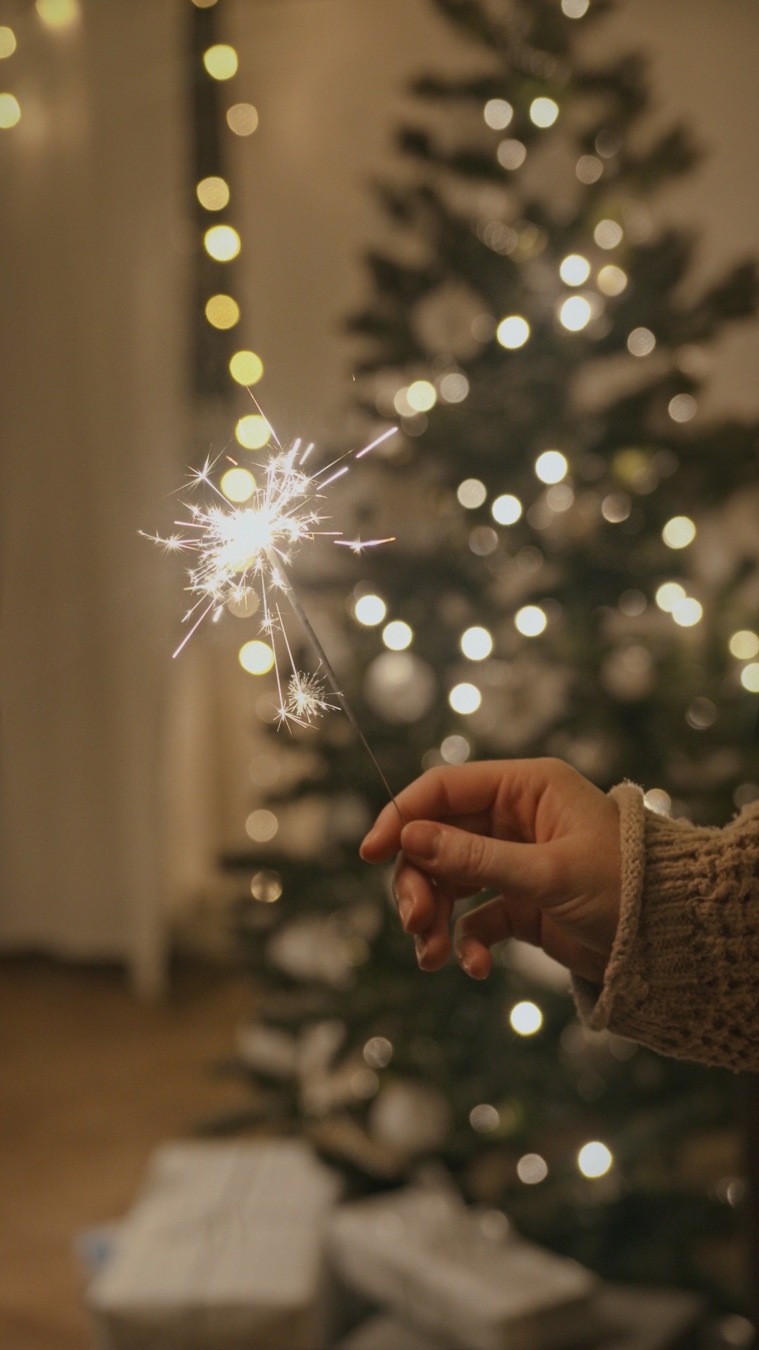 Обои Новый год, музыкальная композиция, елка, рождественский орнамент, человеческое тело в разрешении 1080x1920