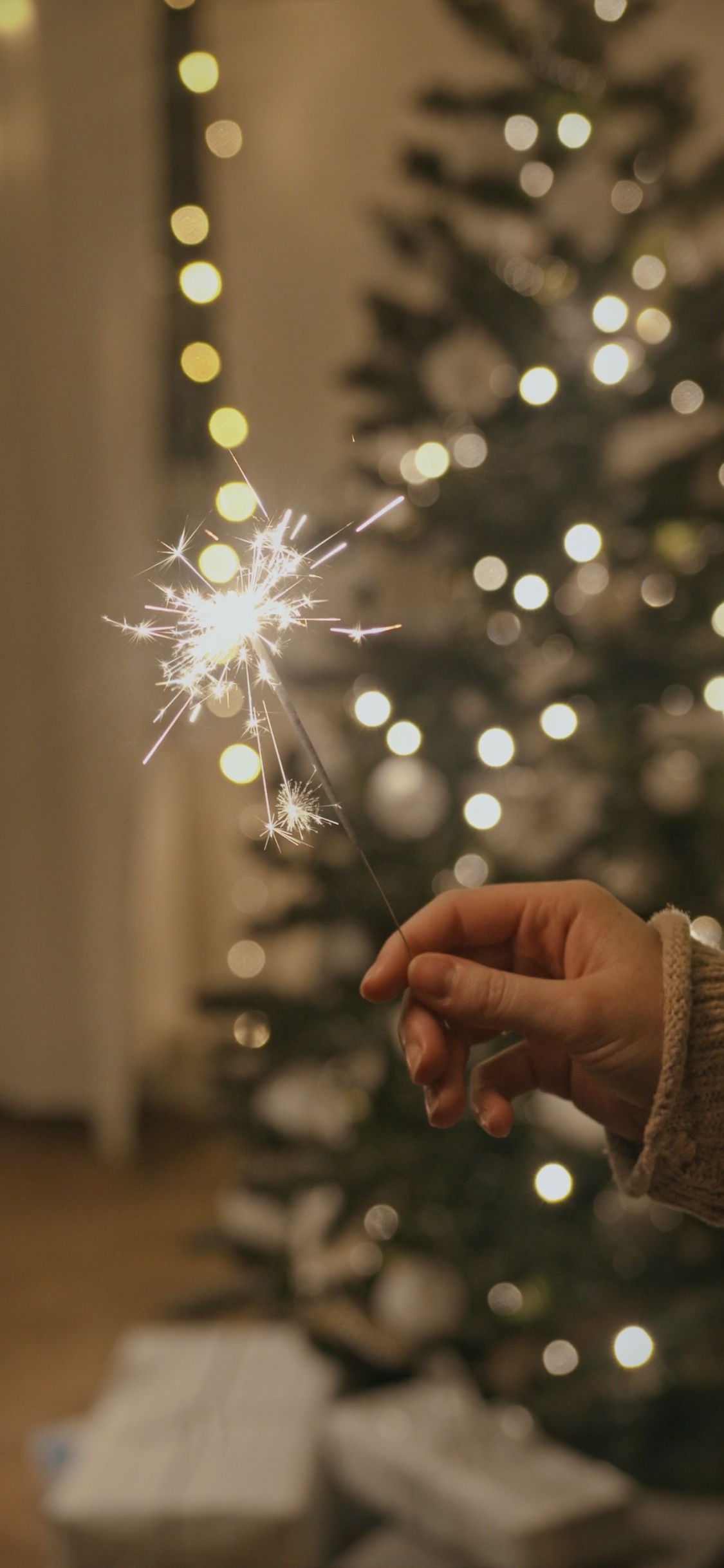 Обои Новый год, музыкальная композиция, елка, рождественский орнамент, человеческое тело в разрешении 1125x2436