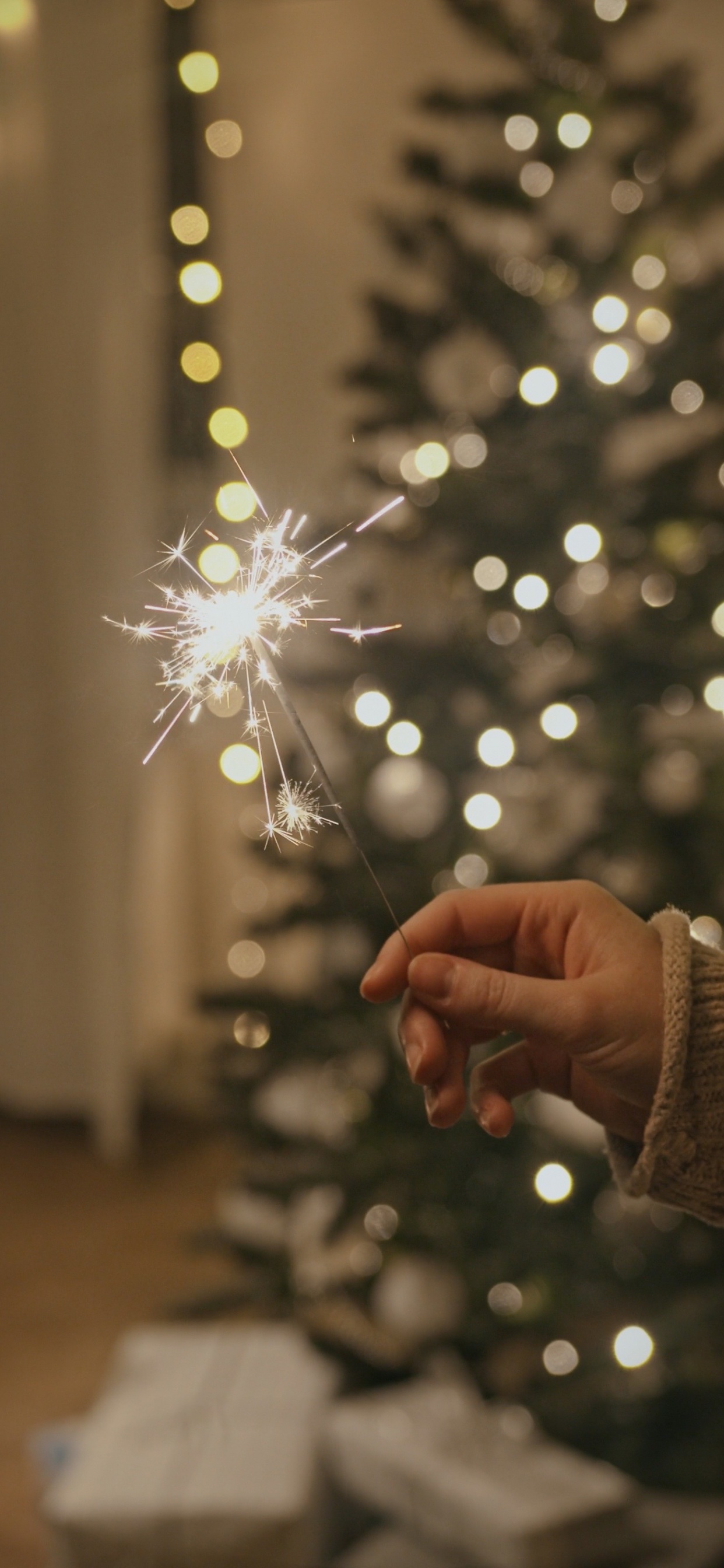 Обои Новый год, музыкальная композиция, елка, рождественский орнамент, человеческое тело в разрешении 1242x2688