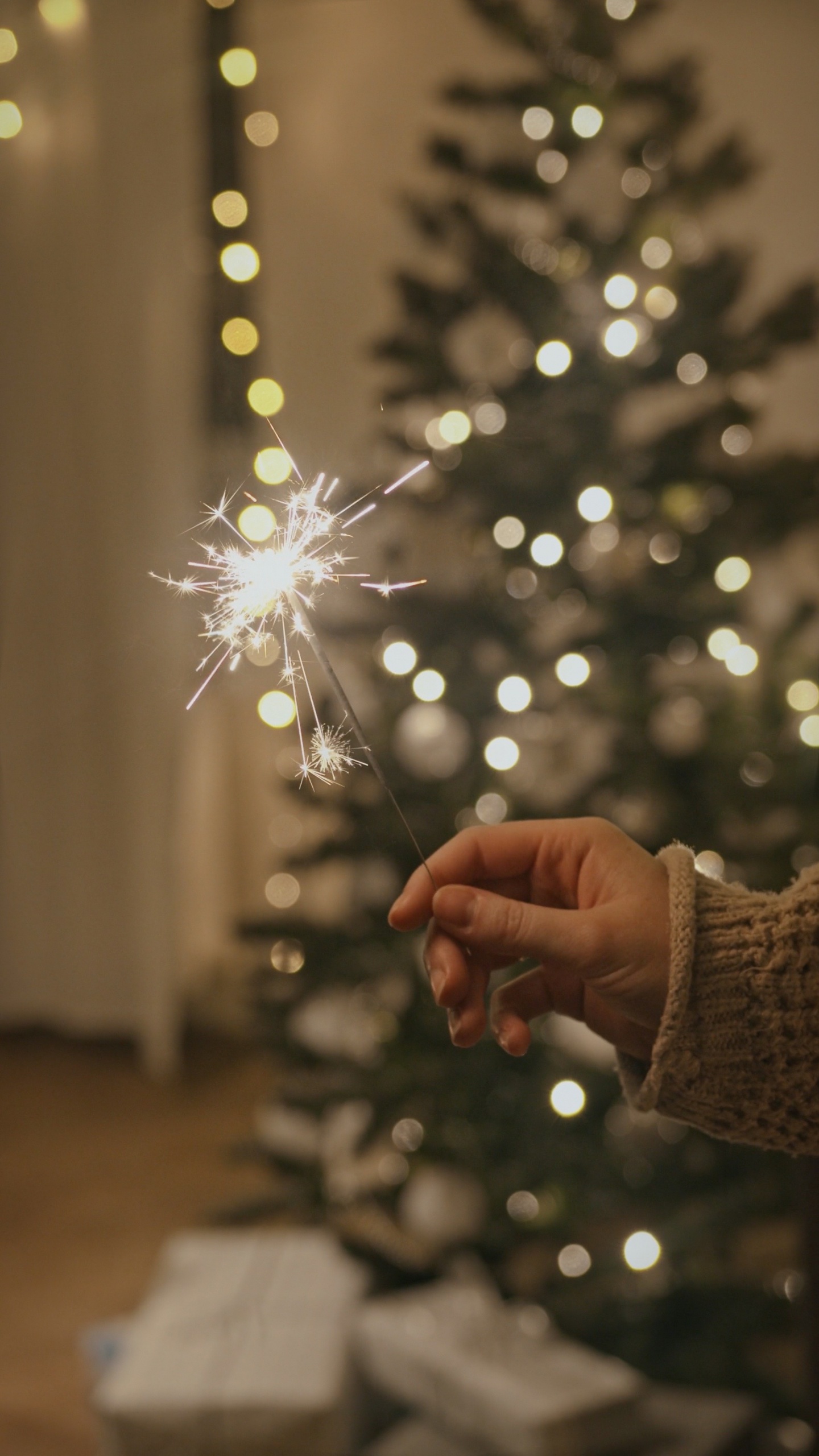 Обои Новый год, музыкальная композиция, елка, рождественский орнамент, человеческое тело в разрешении 1440x2560