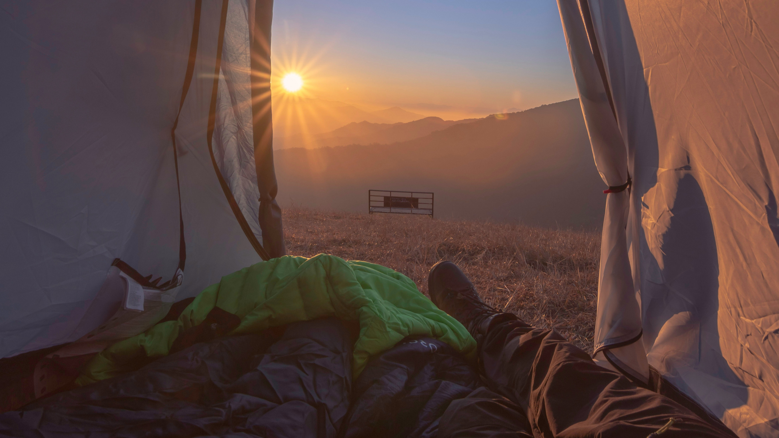 Обои палатка, Кемпинг, утро, комната, солнечный свет в разрешении 2560x1440