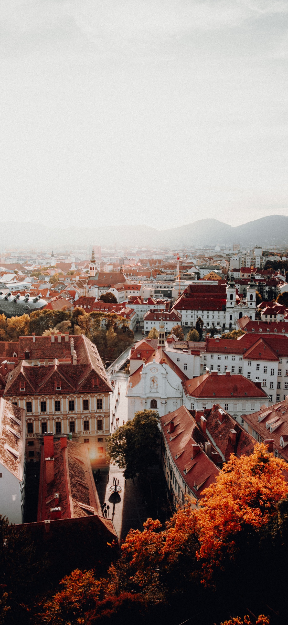 Обои небо, городок, город, крыша, свет в разрешении 1125x2436