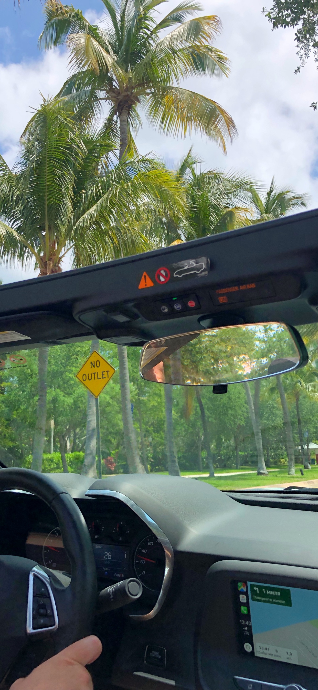 Обои ветровое стекло, Король, компактный автомобиль, семейный автомобиль, рулевой часть в разрешении 1242x2688