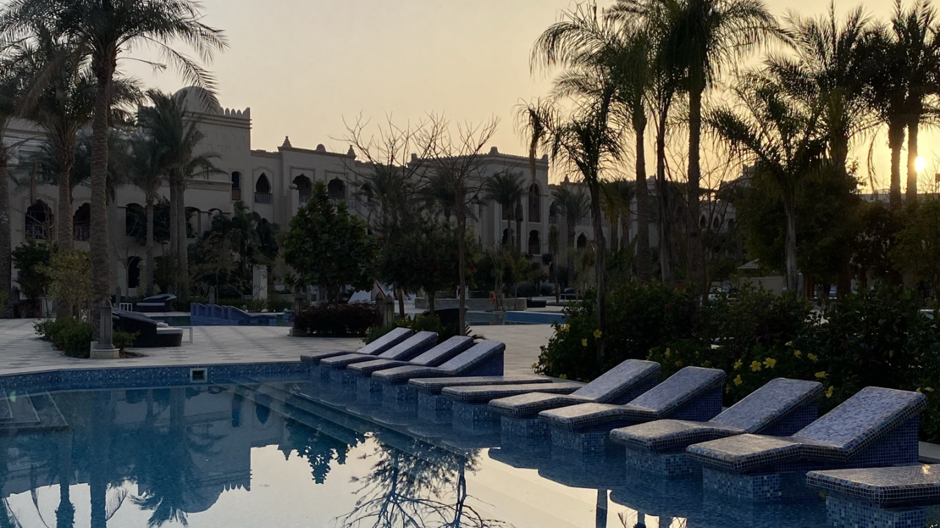 Обои отражение, вода, гидроресурсы, дневное время, растение в разрешении 1366x768