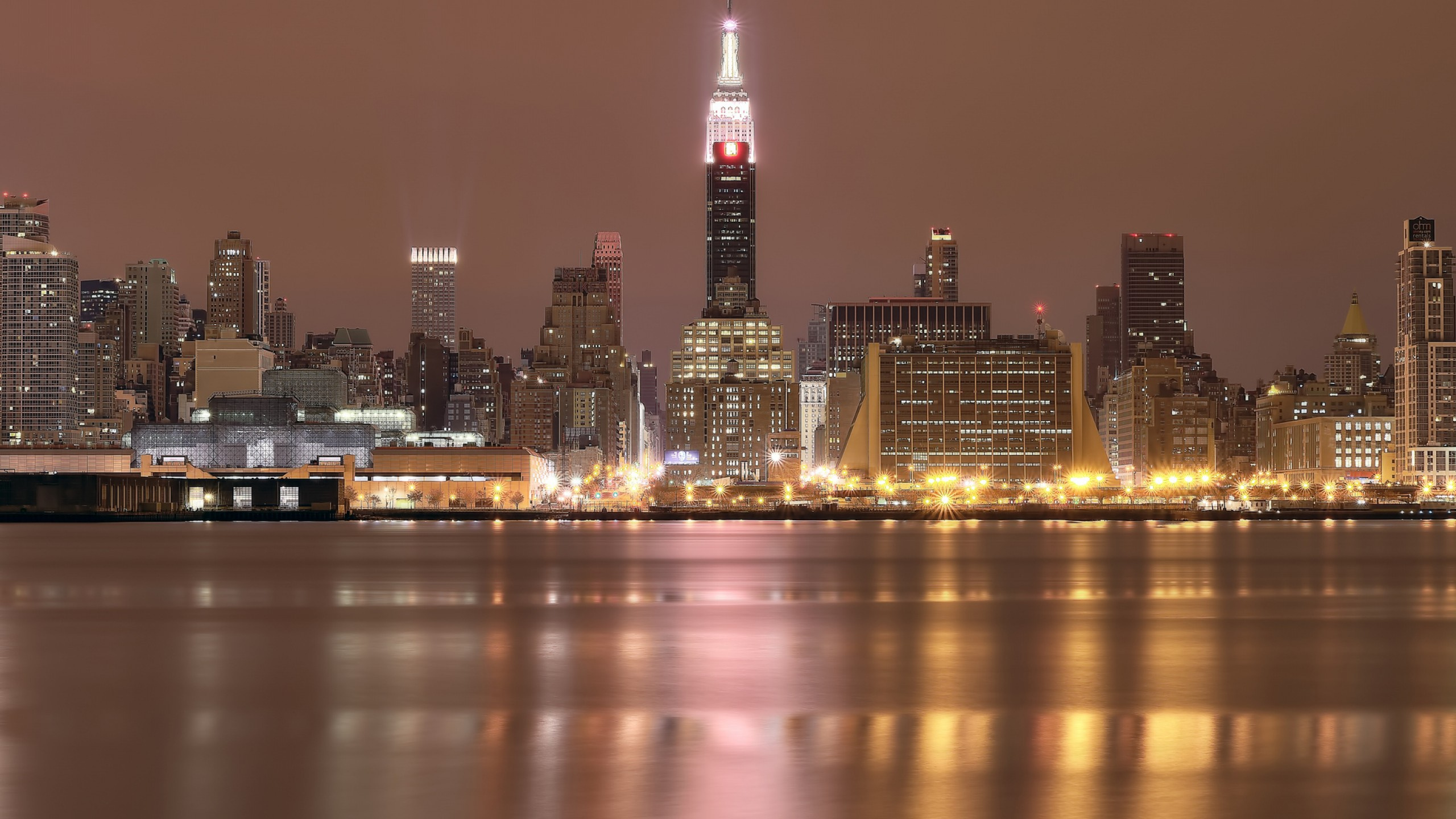 Обои небоскреб, архитектура, город, городской пейзаж, линия горизонта в разрешении 2560x1440