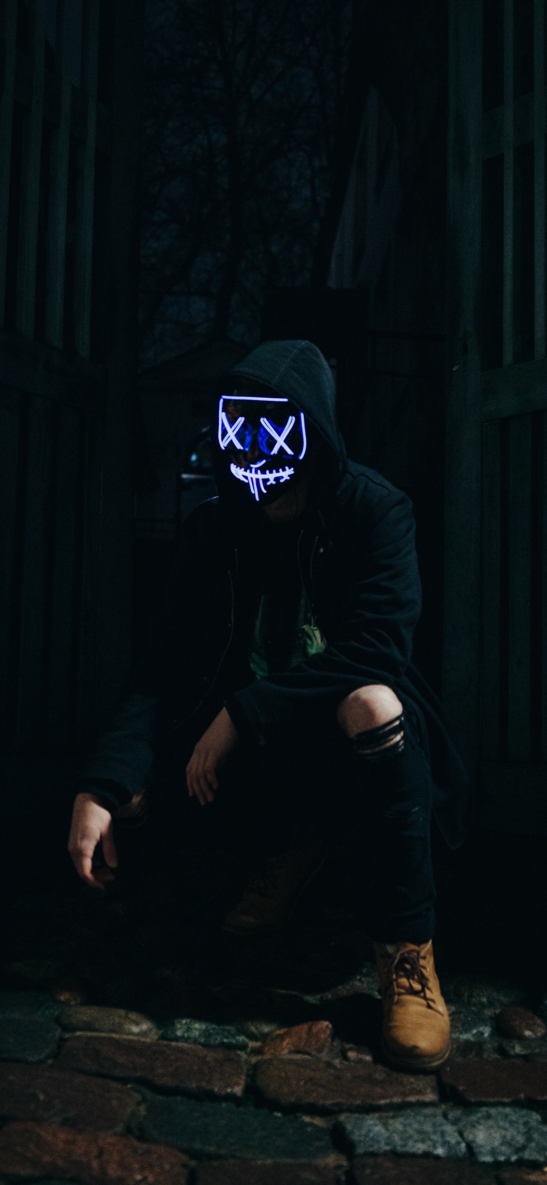 Обои одежда, темнота, полночь, человек, свет в разрешении 1125x2436