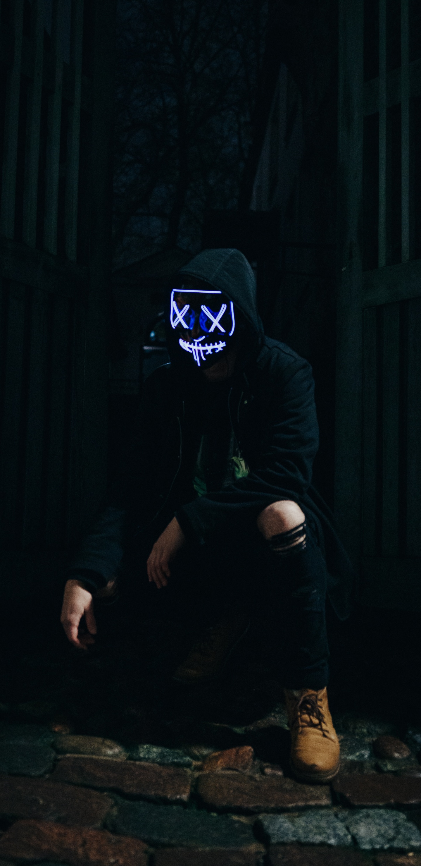 Обои одежда, темнота, полночь, человек, свет в разрешении 1440x2960