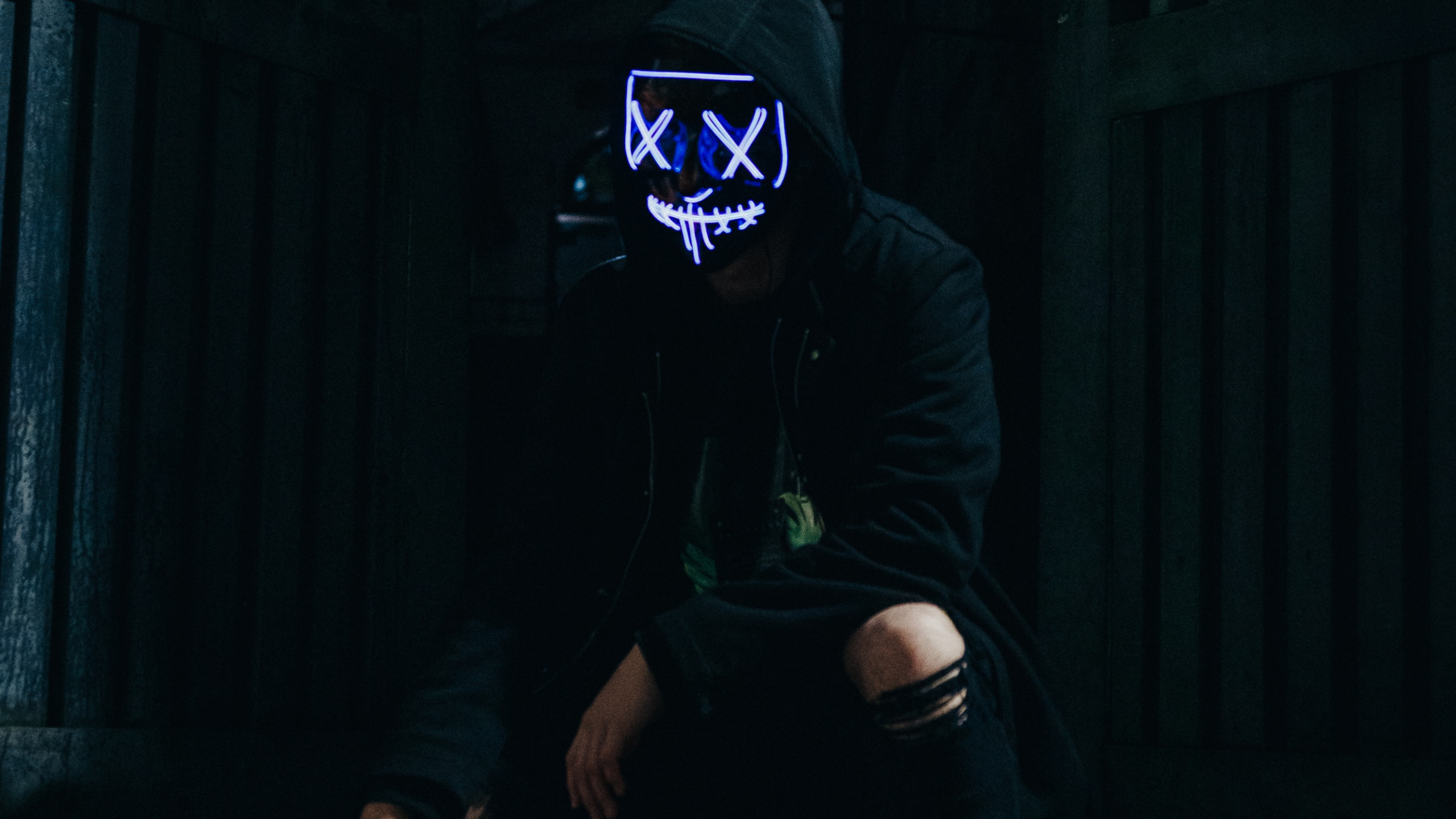 Обои одежда, темнота, полночь, человек, свет в разрешении 2560x1440