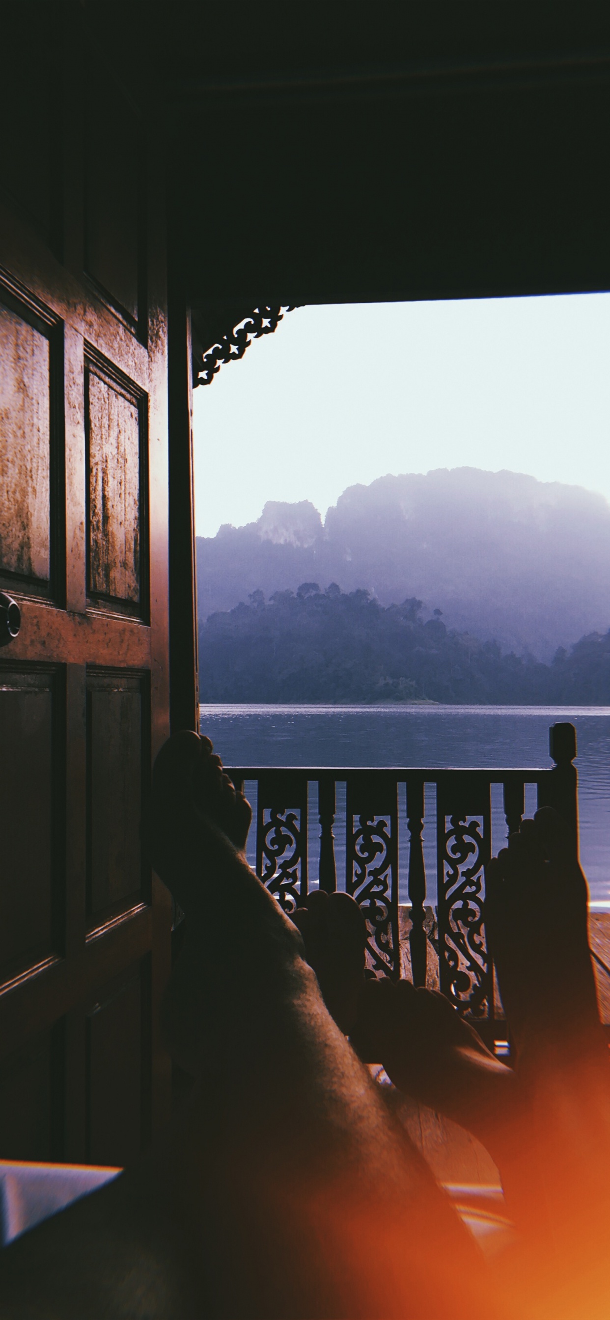 Обои отражение, вода, дневное освещение, солнечный свет, геометрия в разрешении 1242x2688