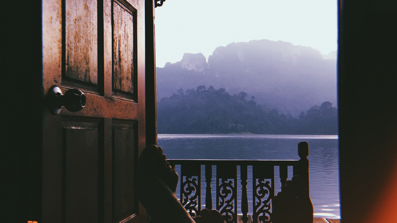 Обои отражение, вода, дневное освещение, солнечный свет, геометрия в разрешении 1280x720