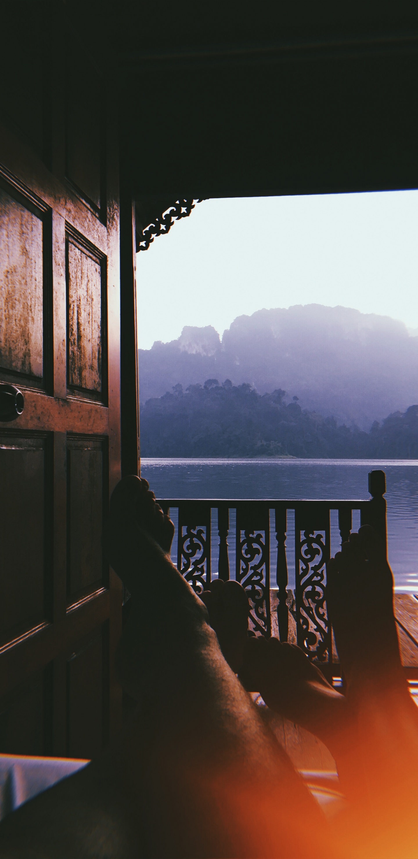 Обои отражение, вода, дневное освещение, солнечный свет, геометрия в разрешении 1440x2960