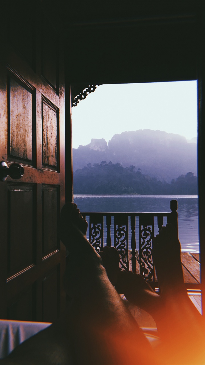 Обои отражение, вода, дневное освещение, солнечный свет, геометрия в разрешении 720x1280