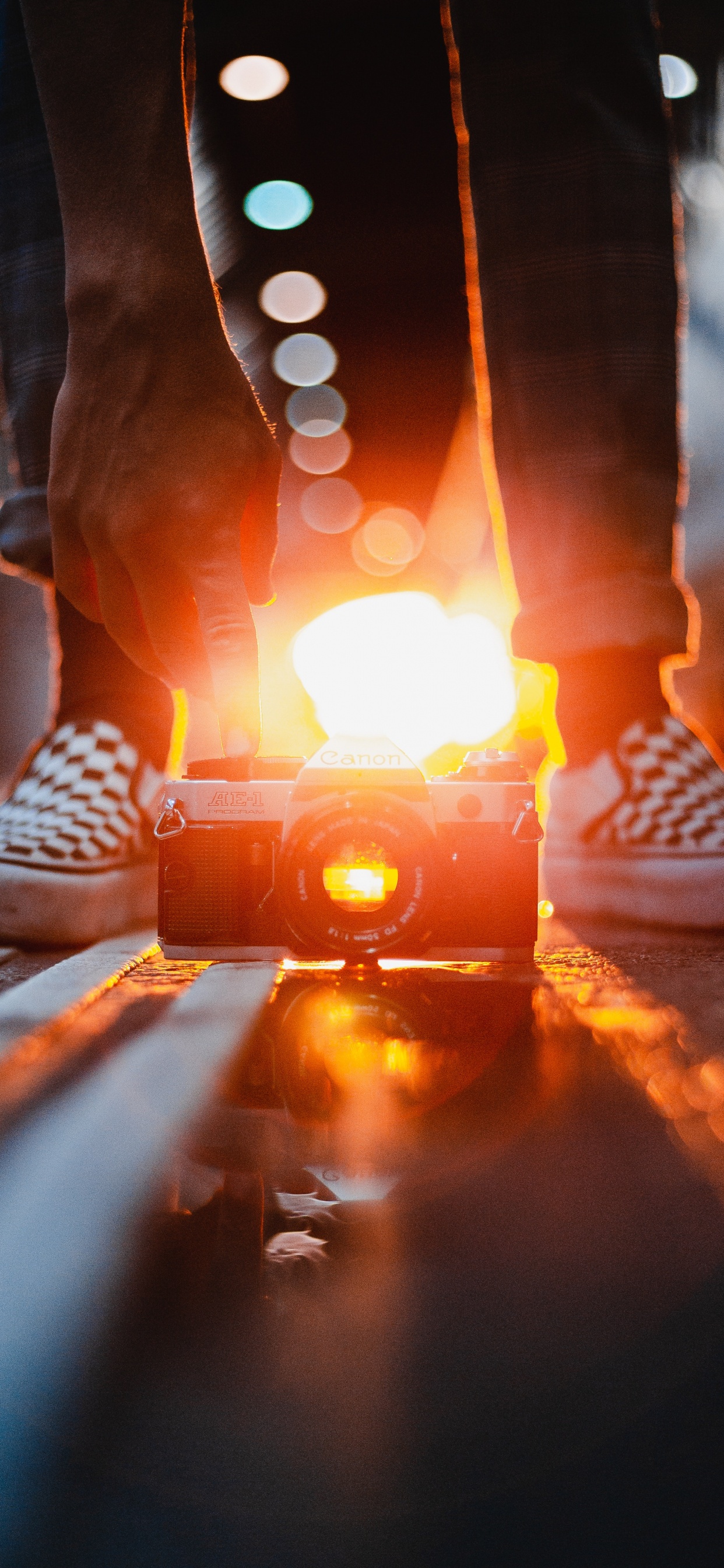 Обои камера, свет, тепло, освещение, пламя в разрешении 1242x2688