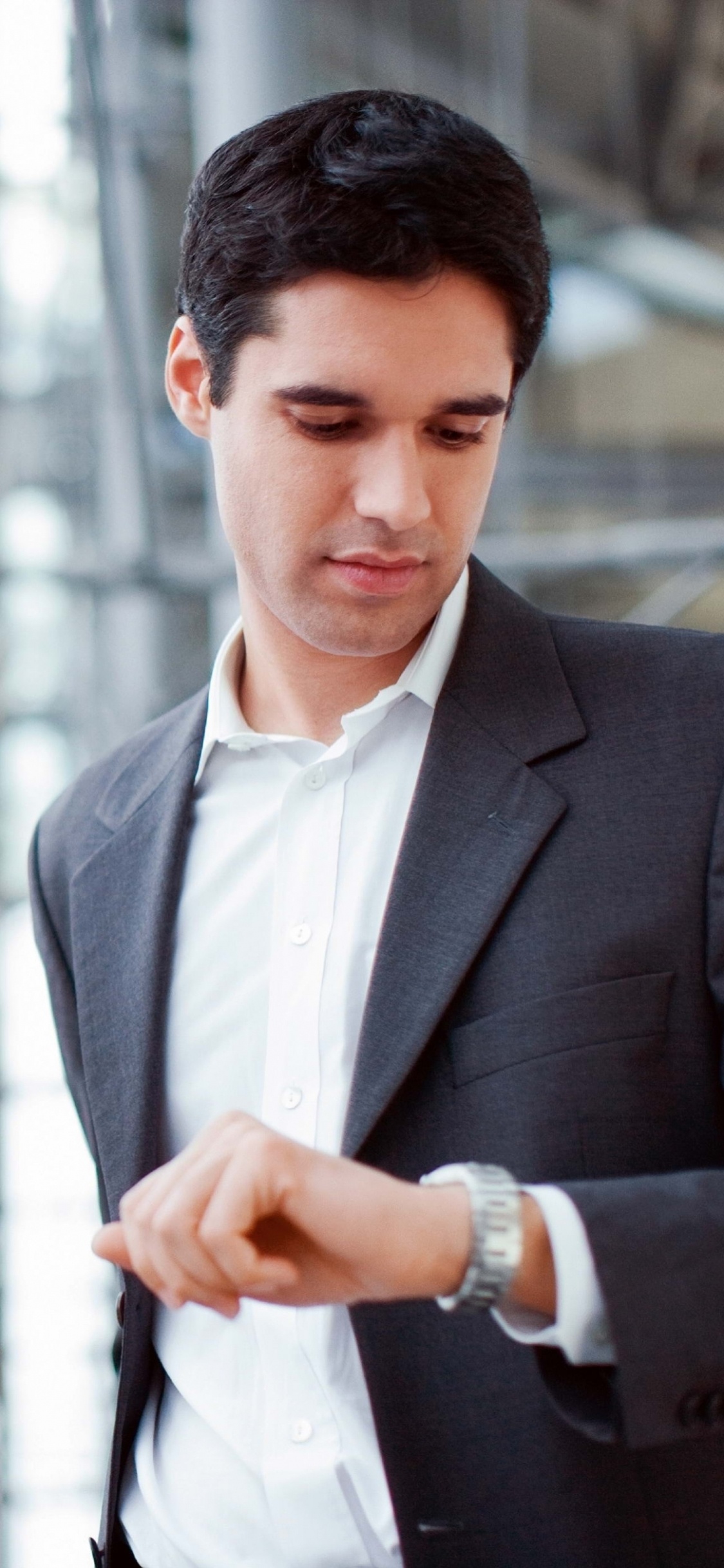 Обои умные часы, часы, блейзер, официальная одежда, верхняя одежда в разрешении 1125x2436