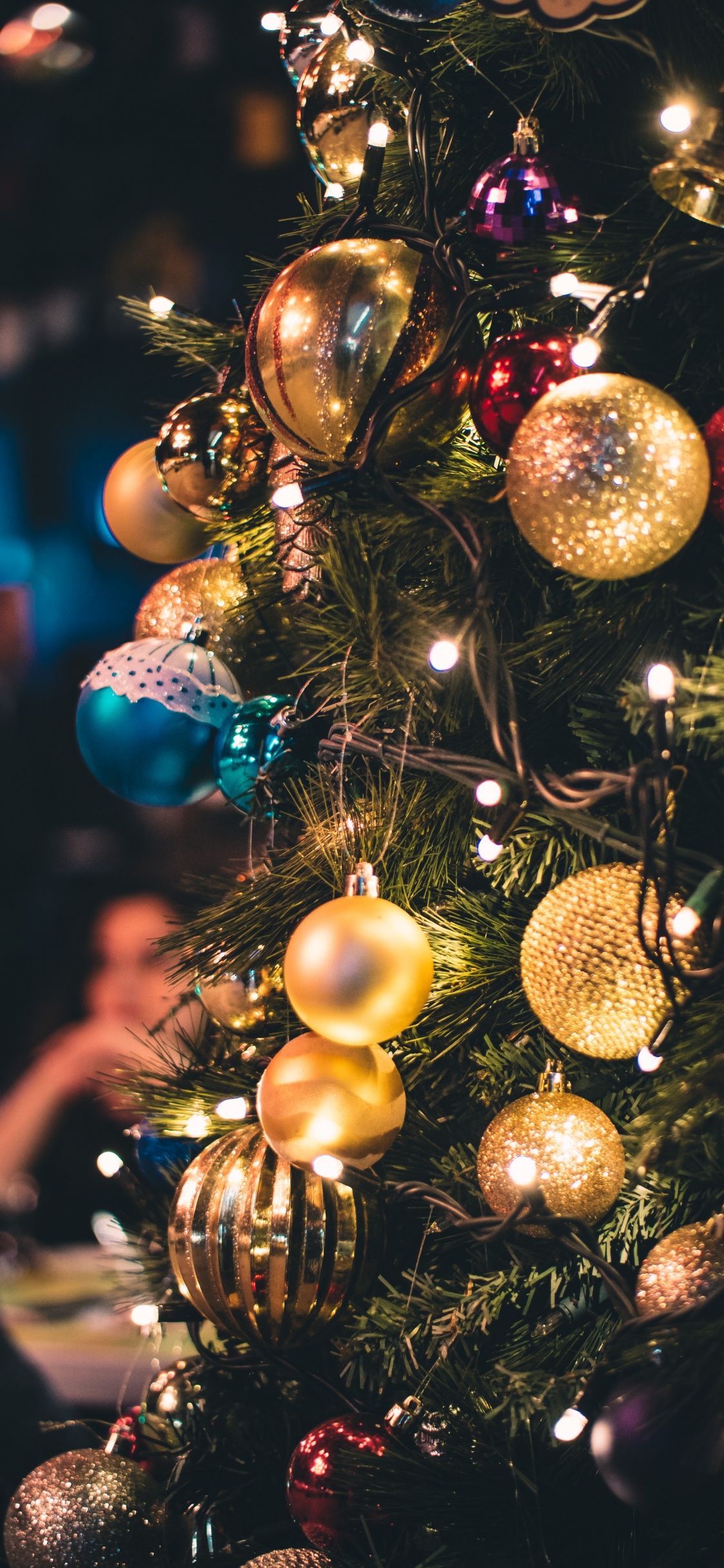 Обои Рождественские огни, Рождественский день, елка, рождественский орнамент, Рождественские украшения в разрешении 1125x2436