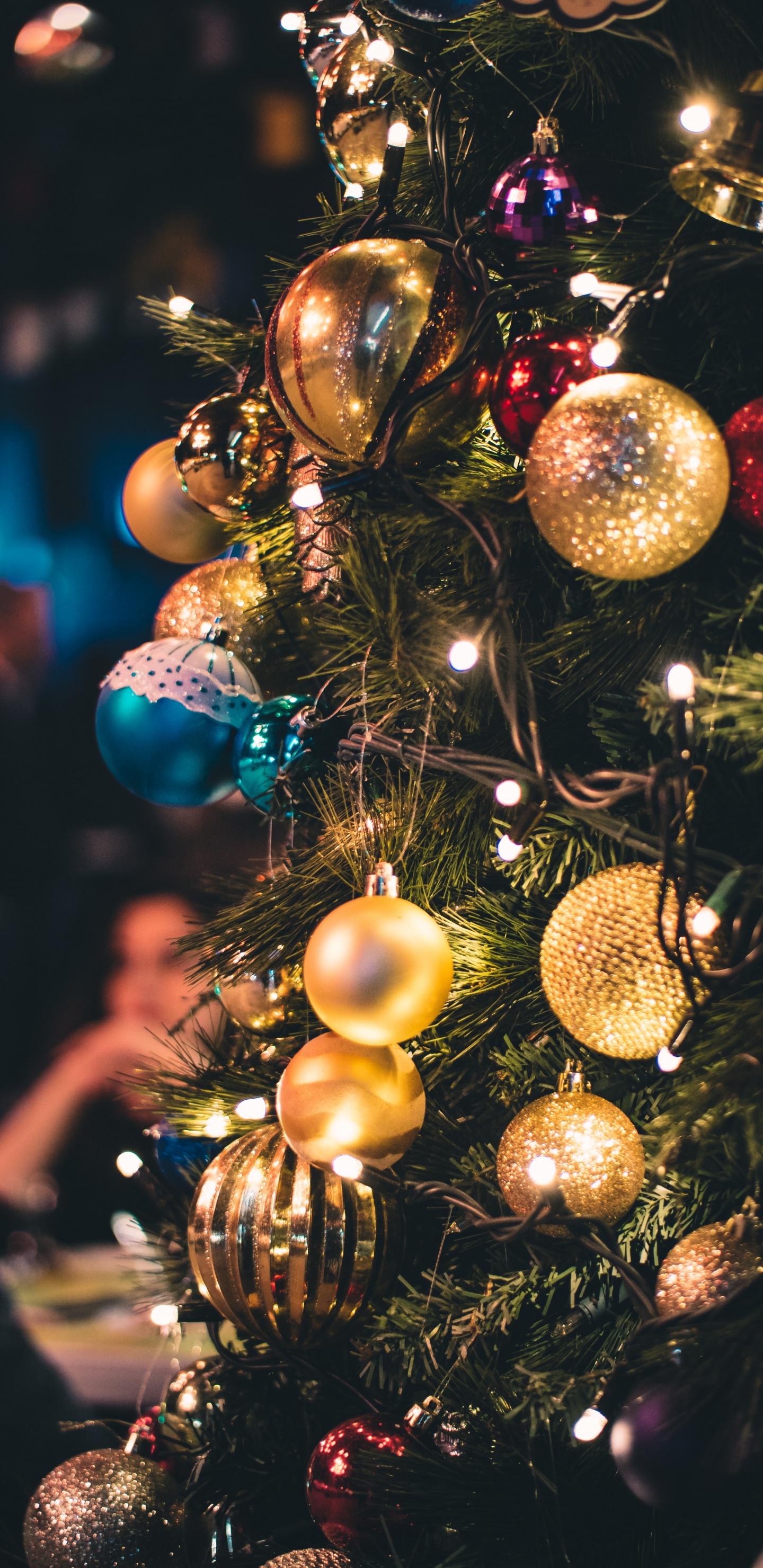 Обои Рождественские огни, Рождественский день, елка, рождественский орнамент, Рождественские украшения в разрешении 1440x2960