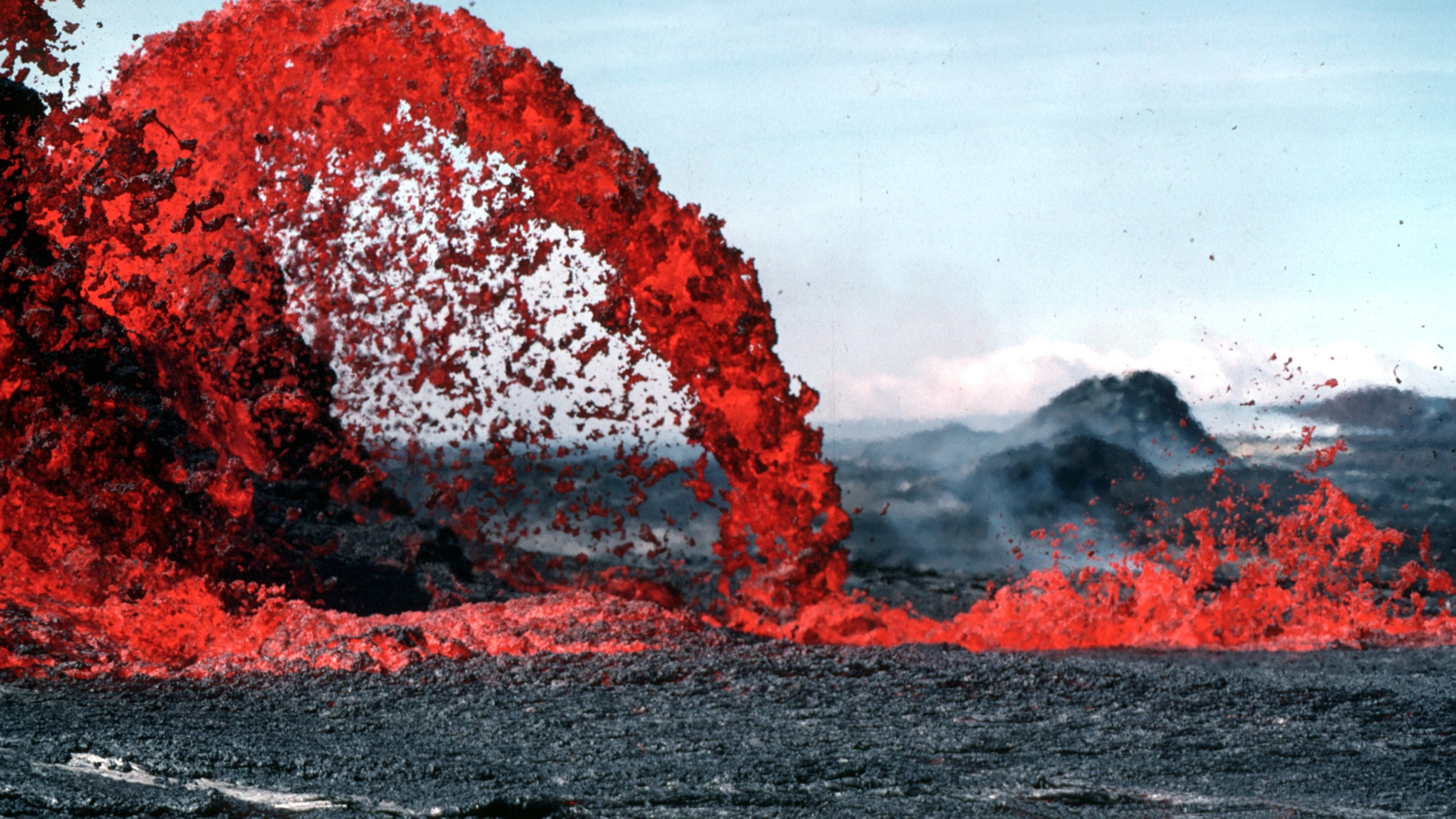 Обои лава, вулкан, рок, взрывчатое вещество, Серро-Верде в разрешении 2560x1440