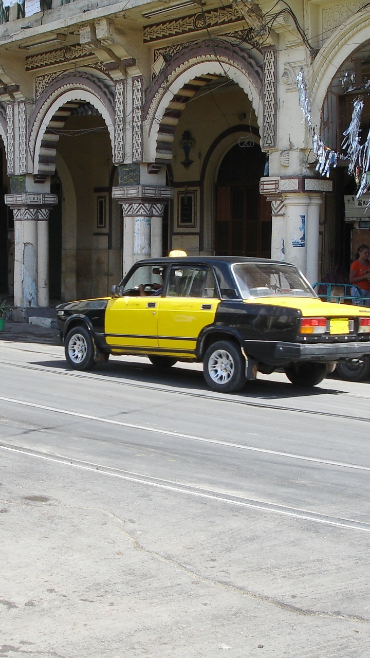 Обои улица, семейный автомобиль, компактный автомобиль, авто, седан в разрешении 720x1280