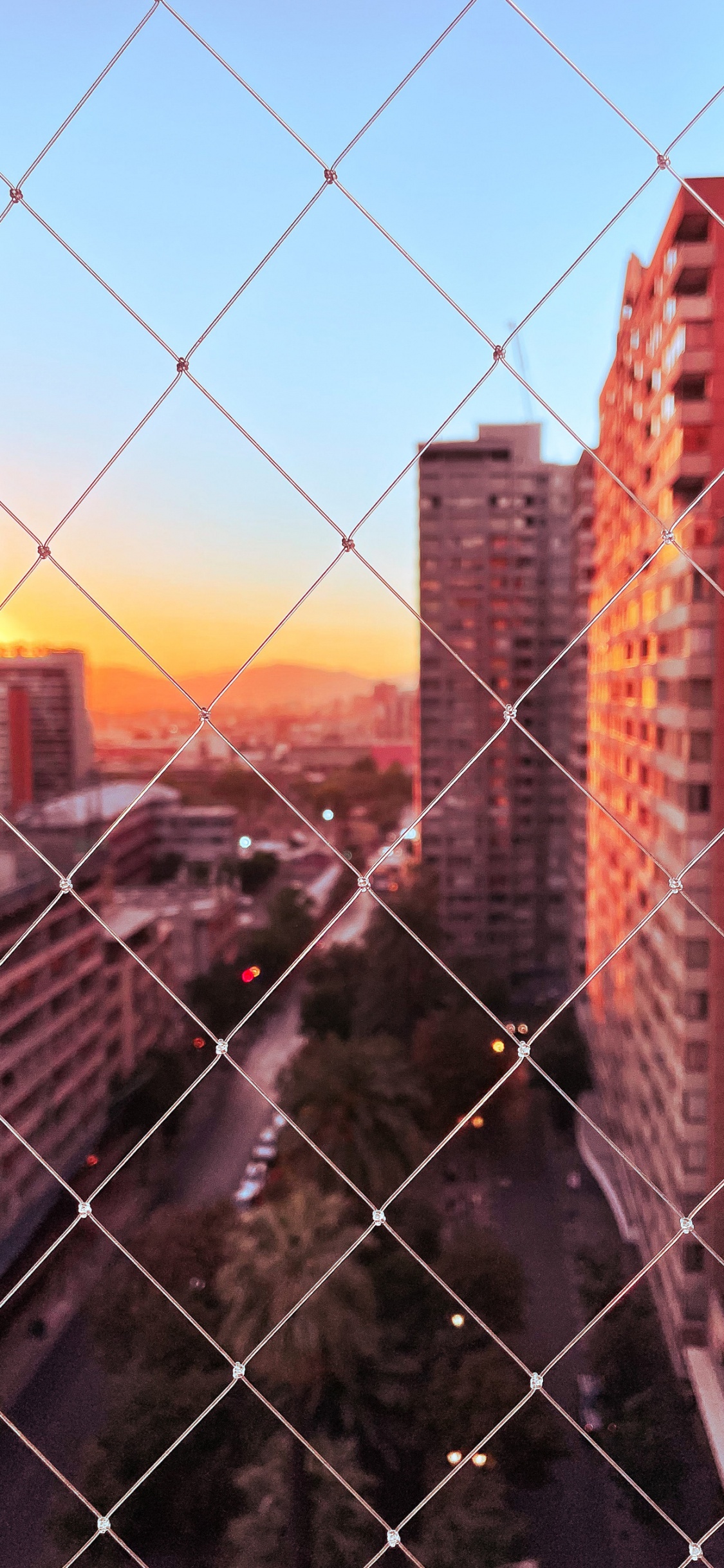 Обои Смотровая площадка на Латинской башне, облако, здание, атмосфера, электричество в разрешении 1125x2436