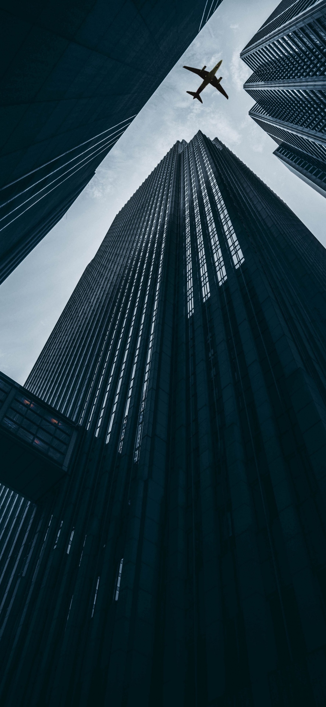 Обои самолет, полет, самолеты, аэропорт, авиакомпания в разрешении 1125x2436