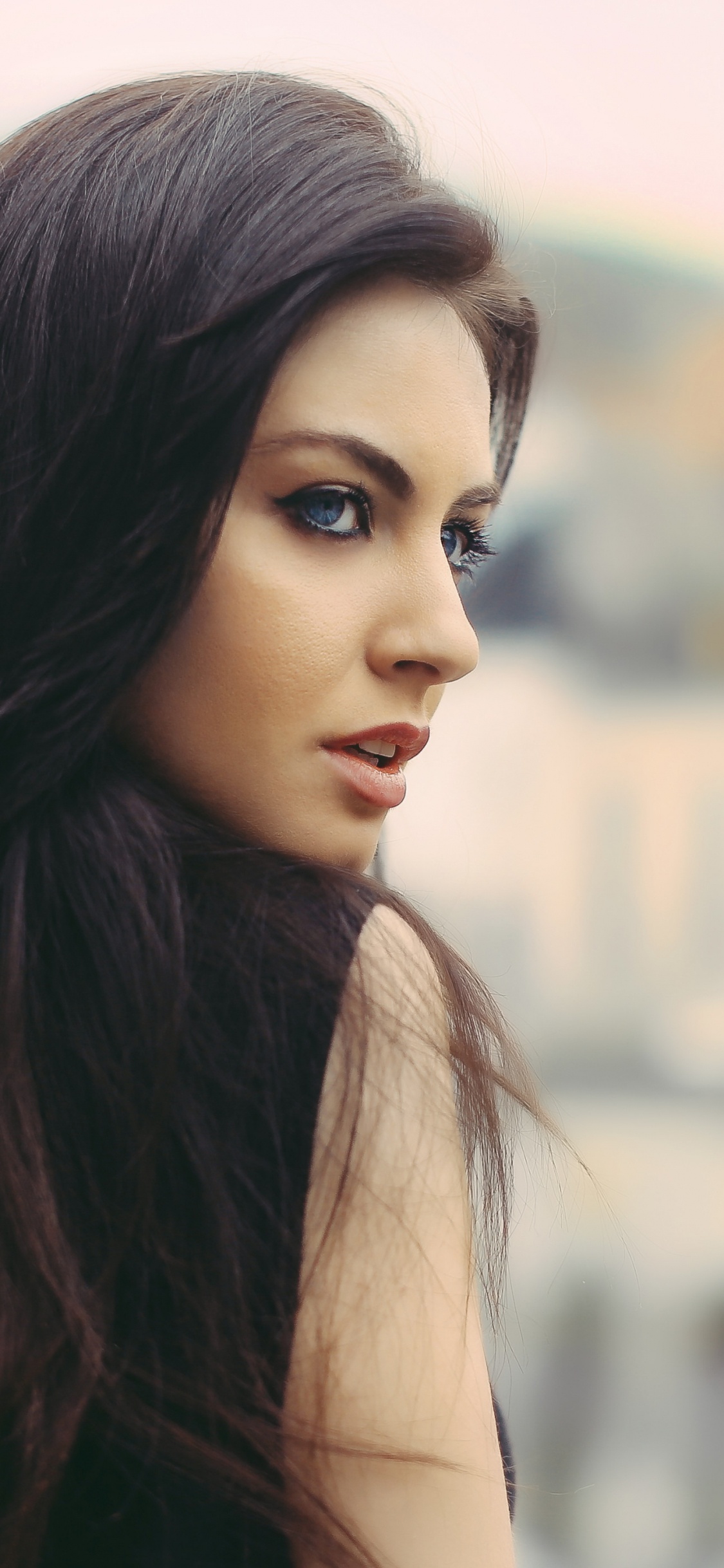 Обои голубые глаза брюнетка девушка, Цвет глаз, каштановые волосы, прическа, модель в разрешении 1125x2436