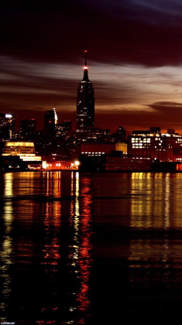 Обои городской пейзаж, отражение, город, линия горизонта, ночь в разрешении 750x1334