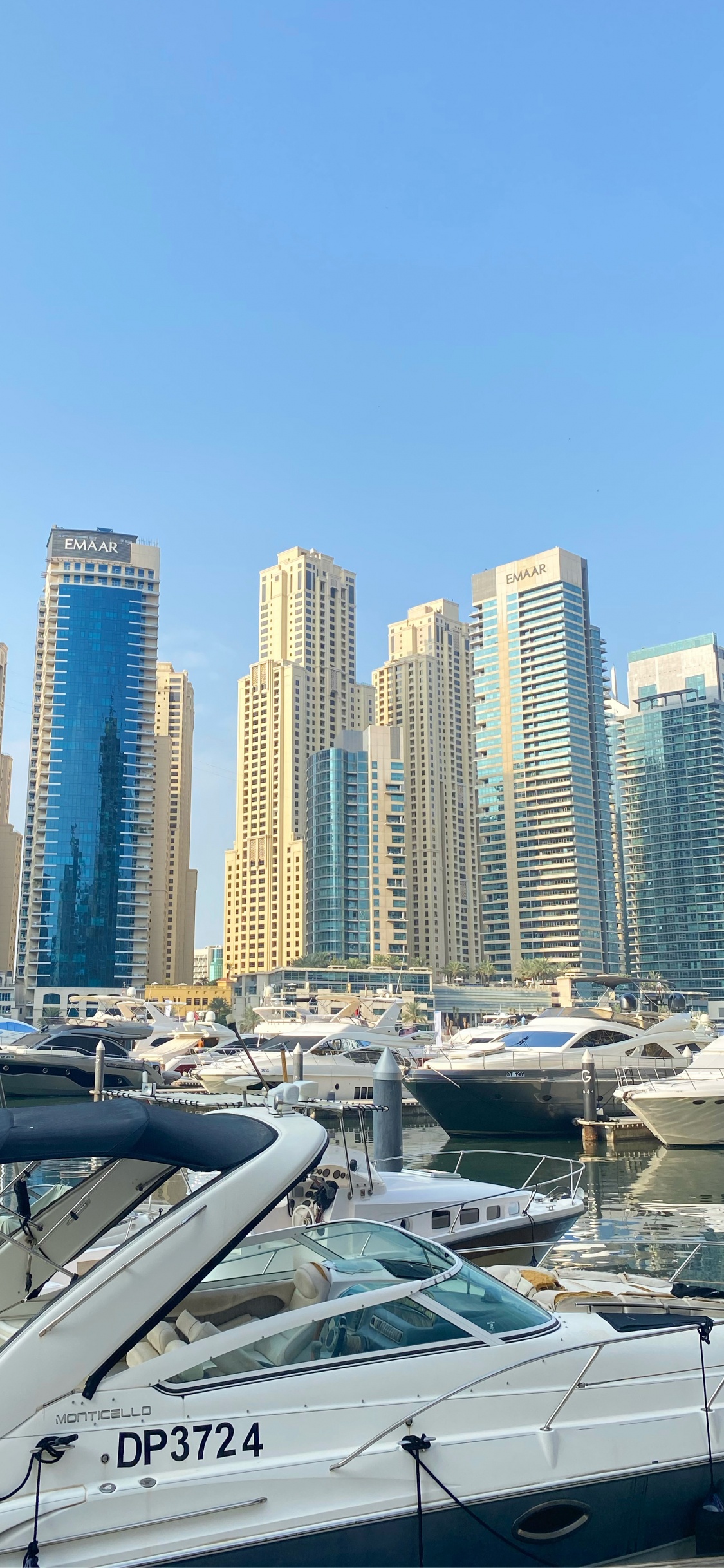 Обои Марина, башня, судно, метрополия, город в разрешении 1125x2436