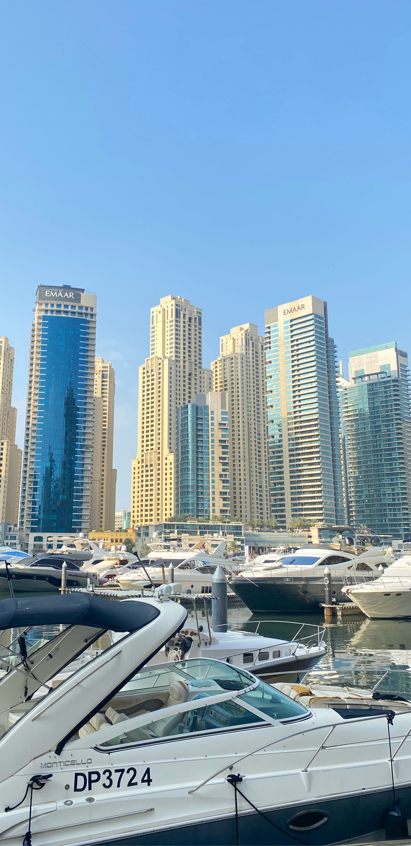 Обои Марина, башня, судно, метрополия, город в разрешении 1440x2960