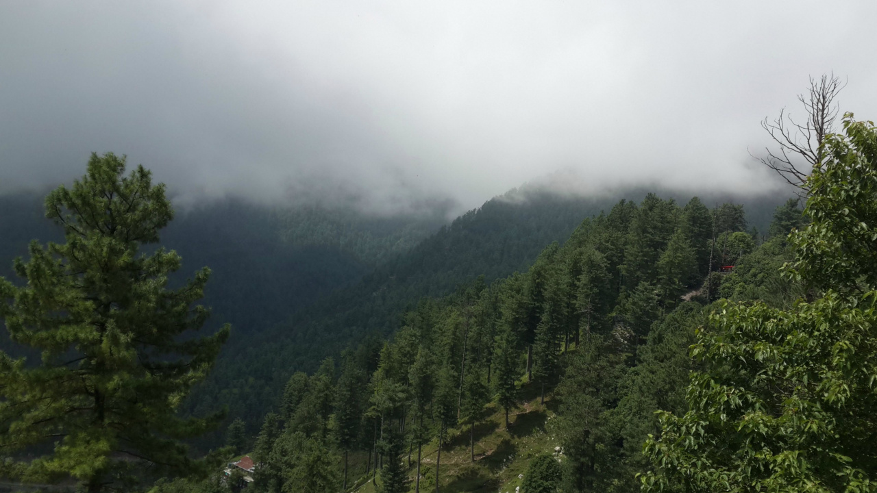 Обои горная станция, горный рельеф, гора, растительность, дикая местность в разрешении 1280x720