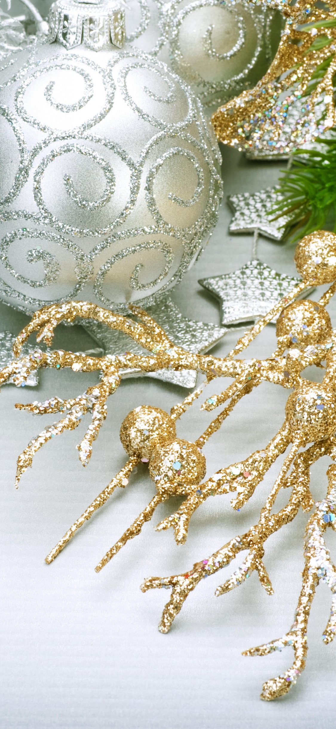 Обои Рождественский день, рождественский орнамент, Рождественские украшения, праздник, ветвь в разрешении 1125x2436