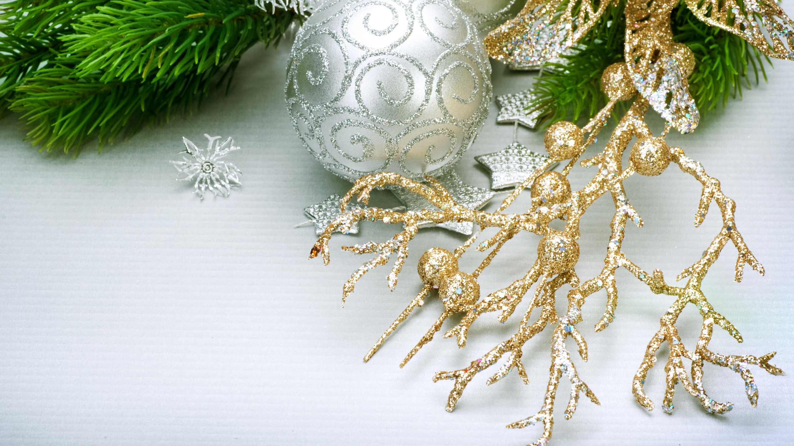 Обои Рождественский день, рождественский орнамент, Рождественские украшения, праздник, ветвь в разрешении 2560x1440