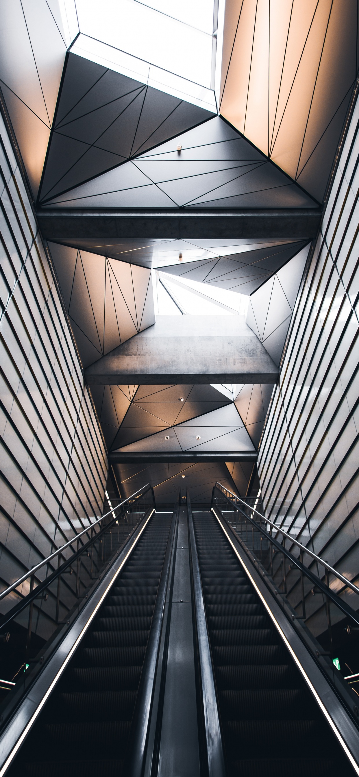 Обои металл, архитектура, дневное освещение, лестница, симметрия в разрешении 1242x2688