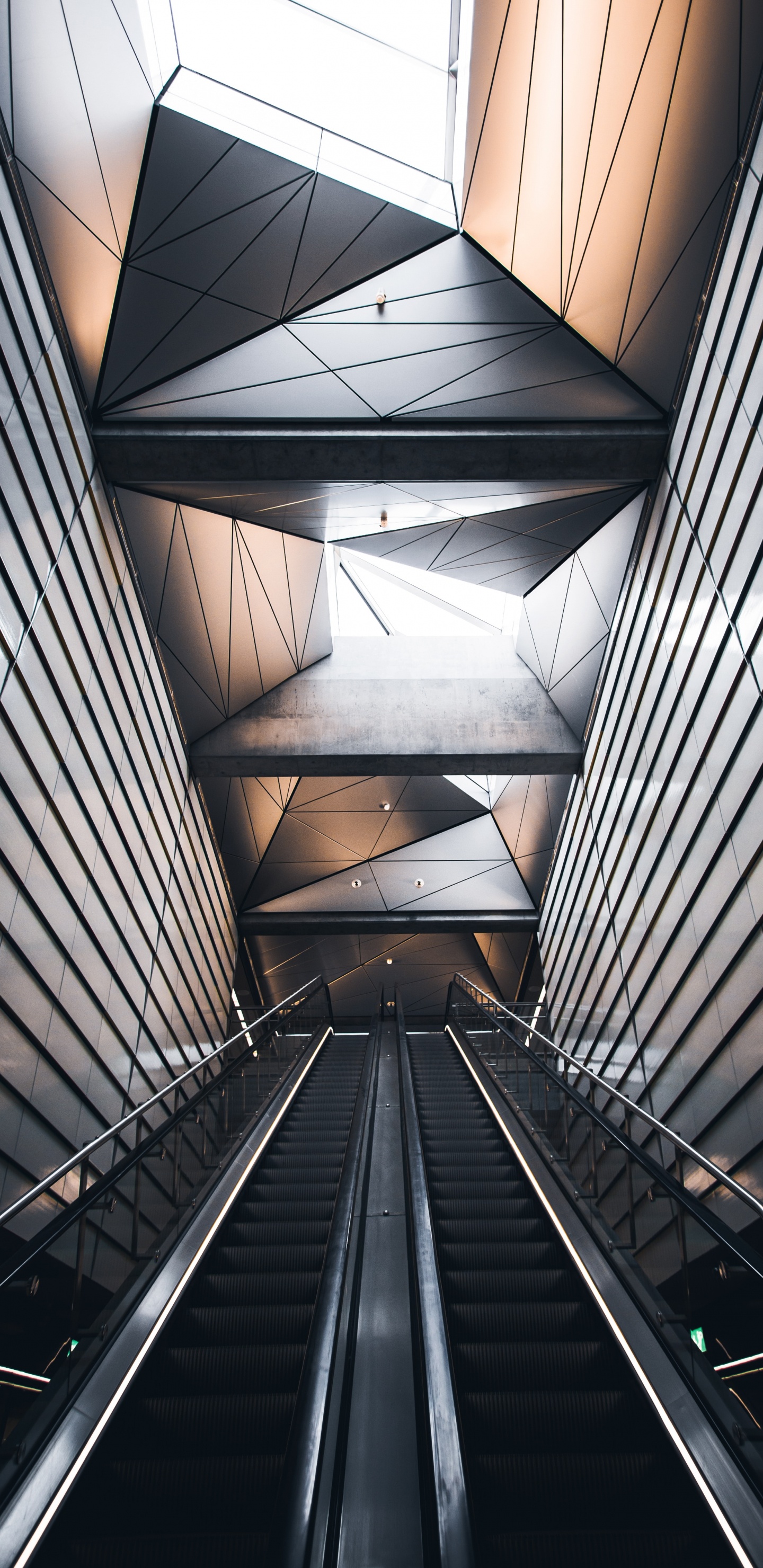 Обои металл, архитектура, дневное освещение, лестница, симметрия в разрешении 1440x2960