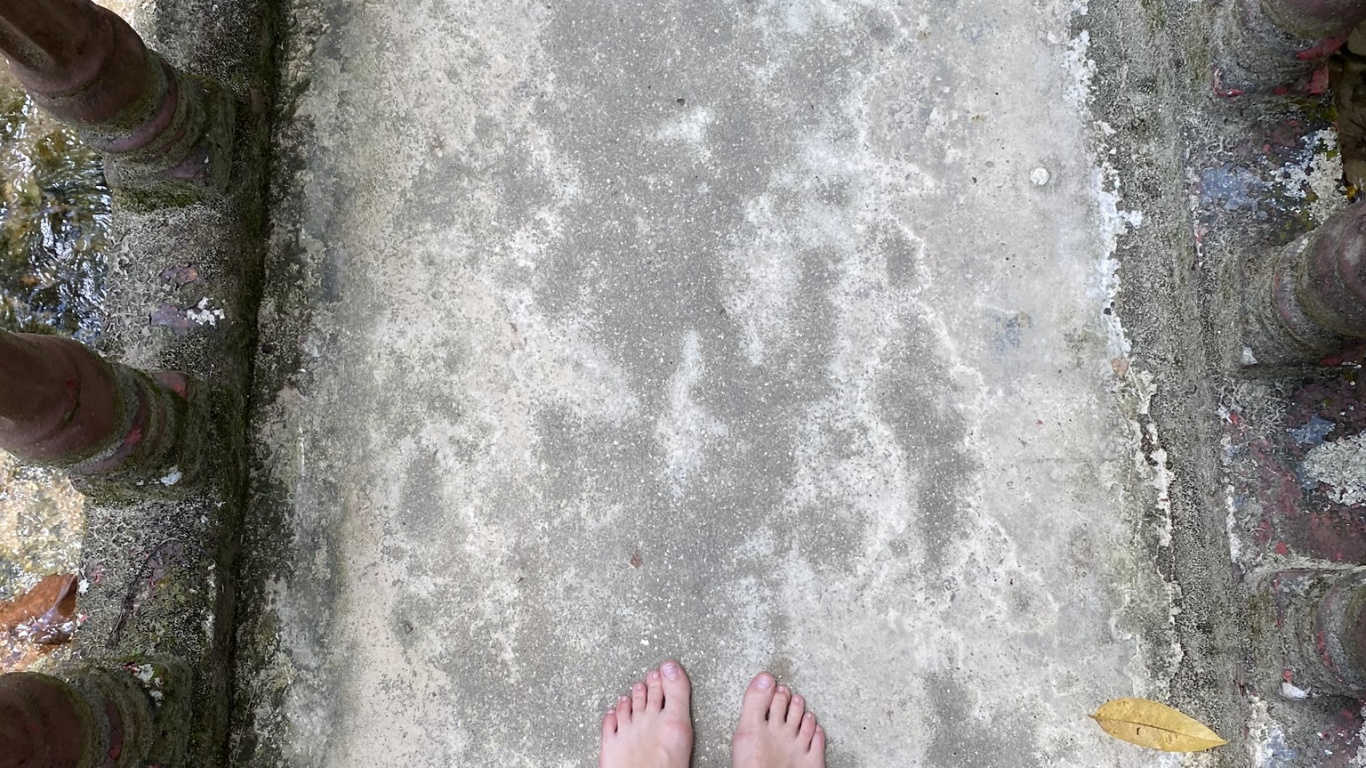 Обои девушка, вода, Босоногий, человеческая нога, Люди в природе в разрешении 1366x768