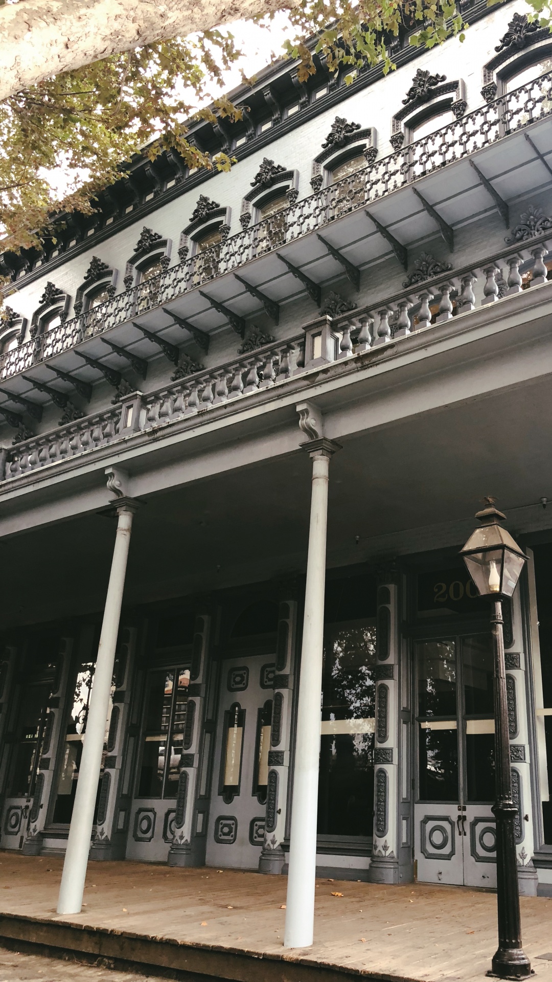 Обои фасад, архитектура, ориентир, столбец, железо в разрешении 1080x1920