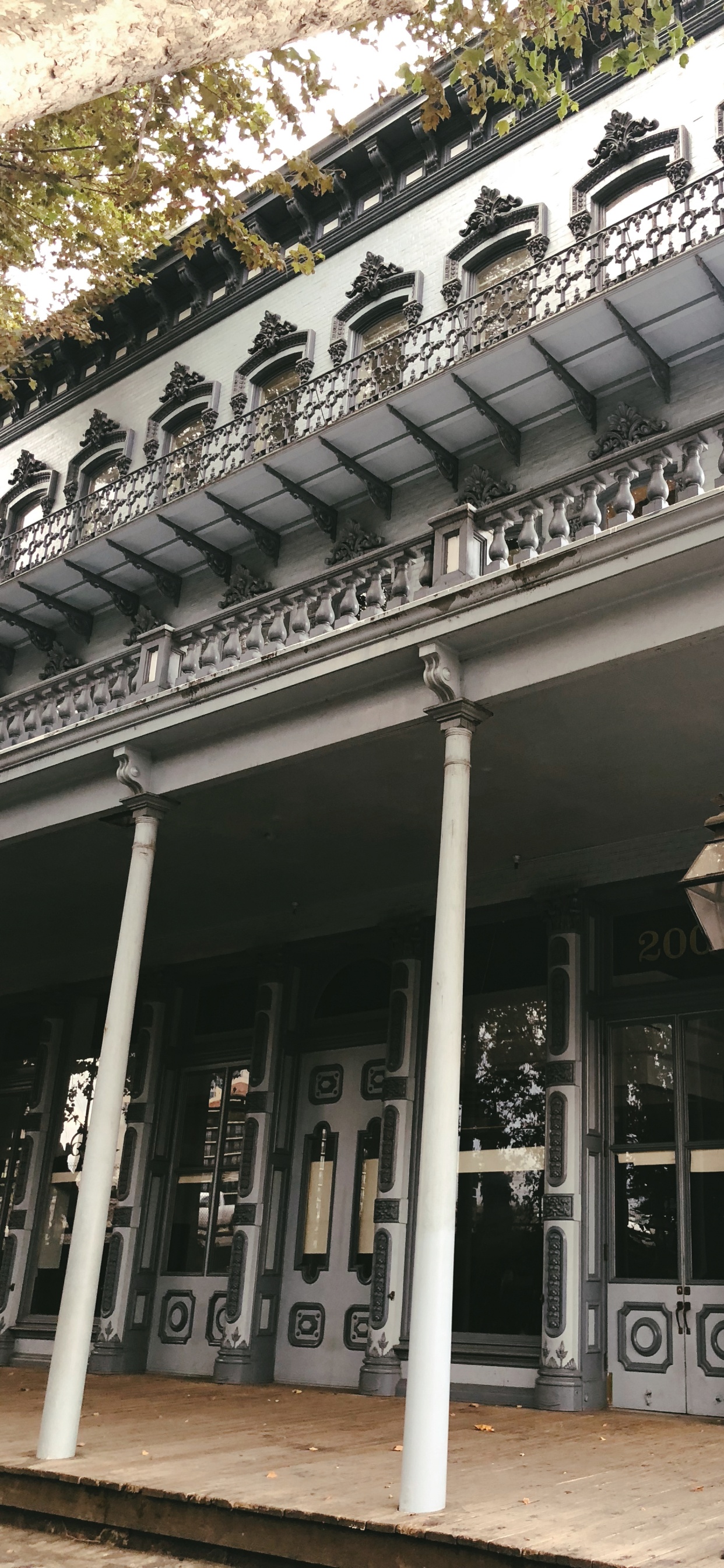 Обои фасад, архитектура, ориентир, столбец, железо в разрешении 1242x2688