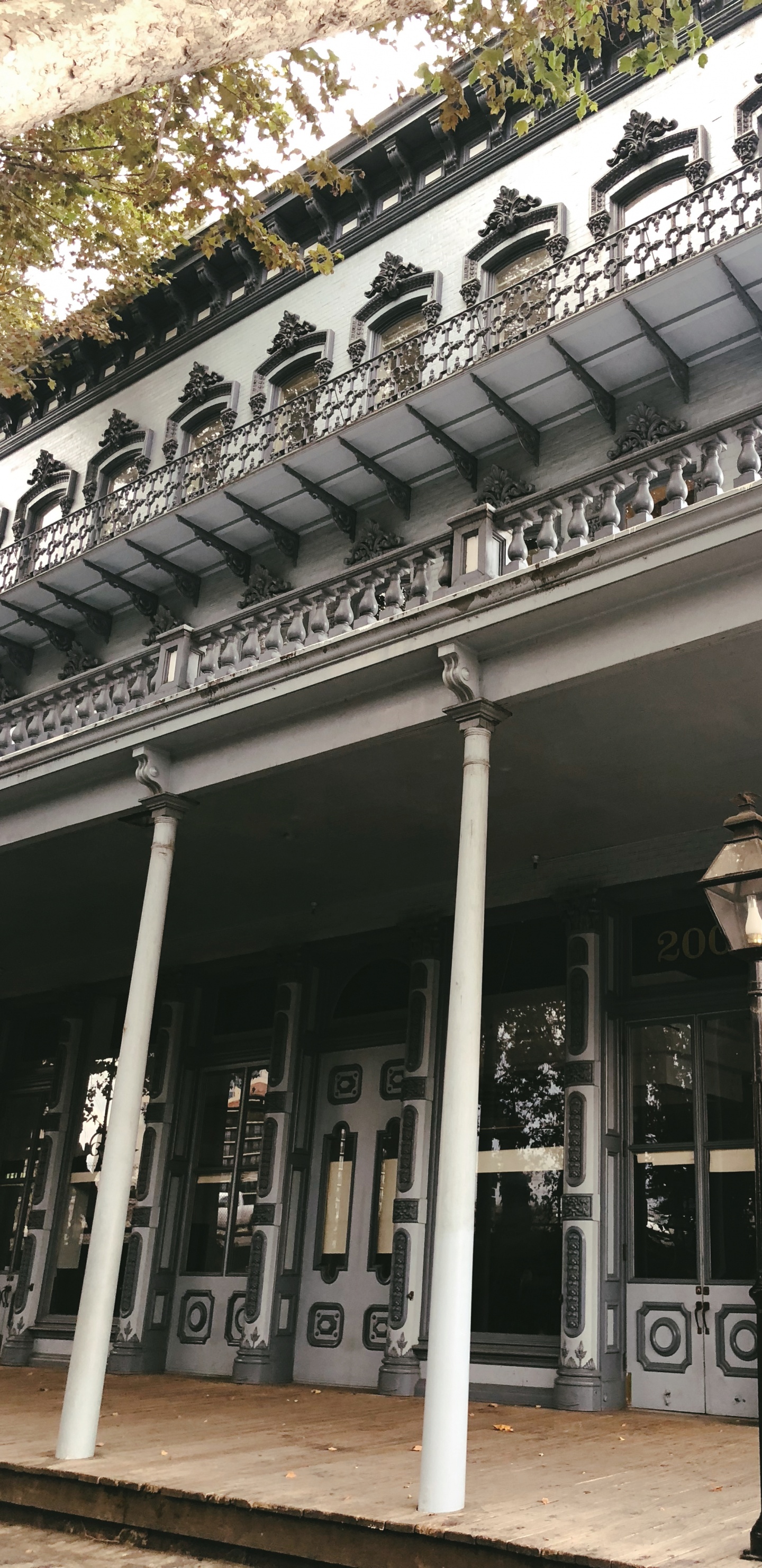 Обои фасад, архитектура, ориентир, столбец, железо в разрешении 1440x2960