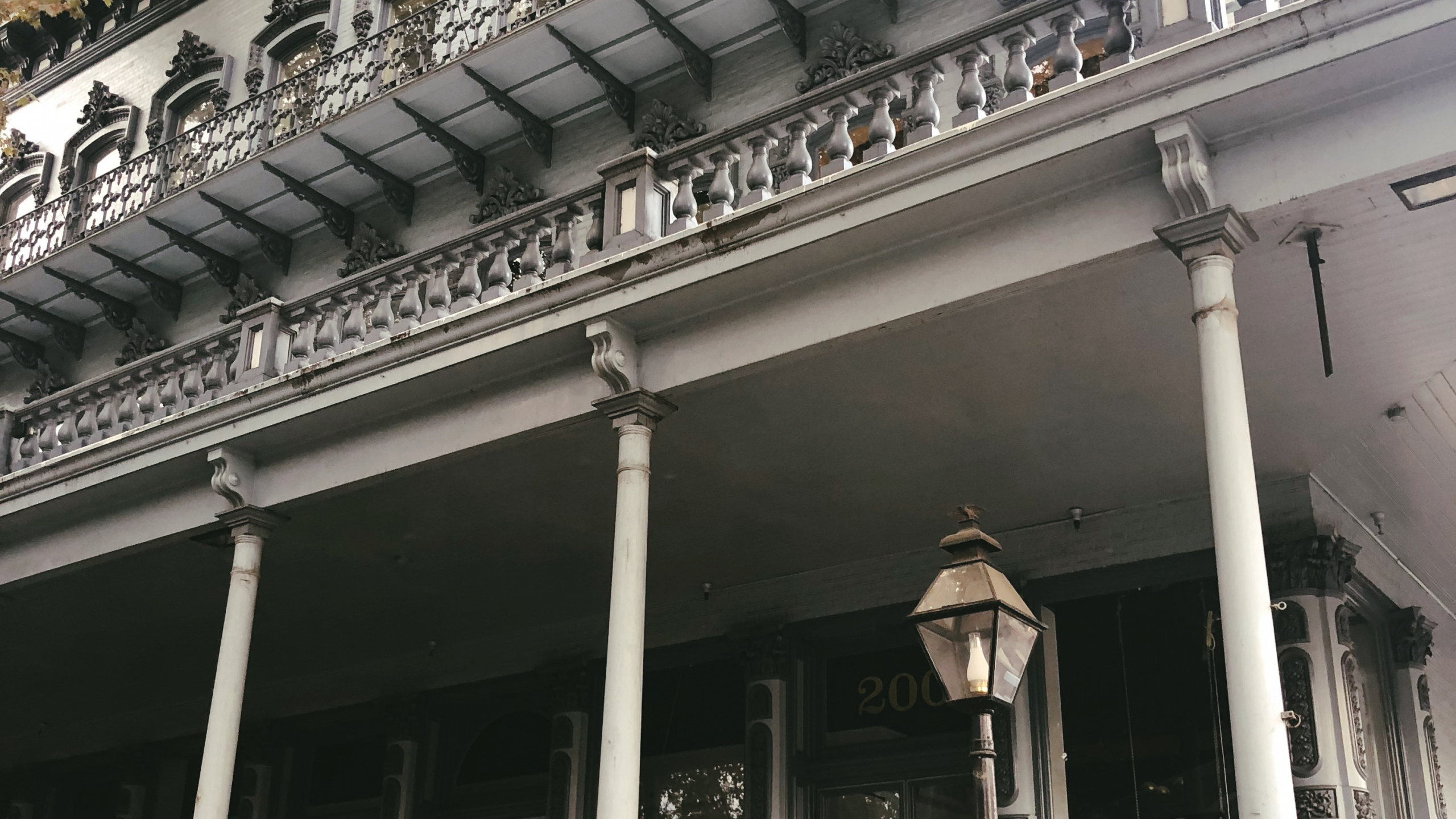 Обои фасад, архитектура, ориентир, столбец, железо в разрешении 2560x1440