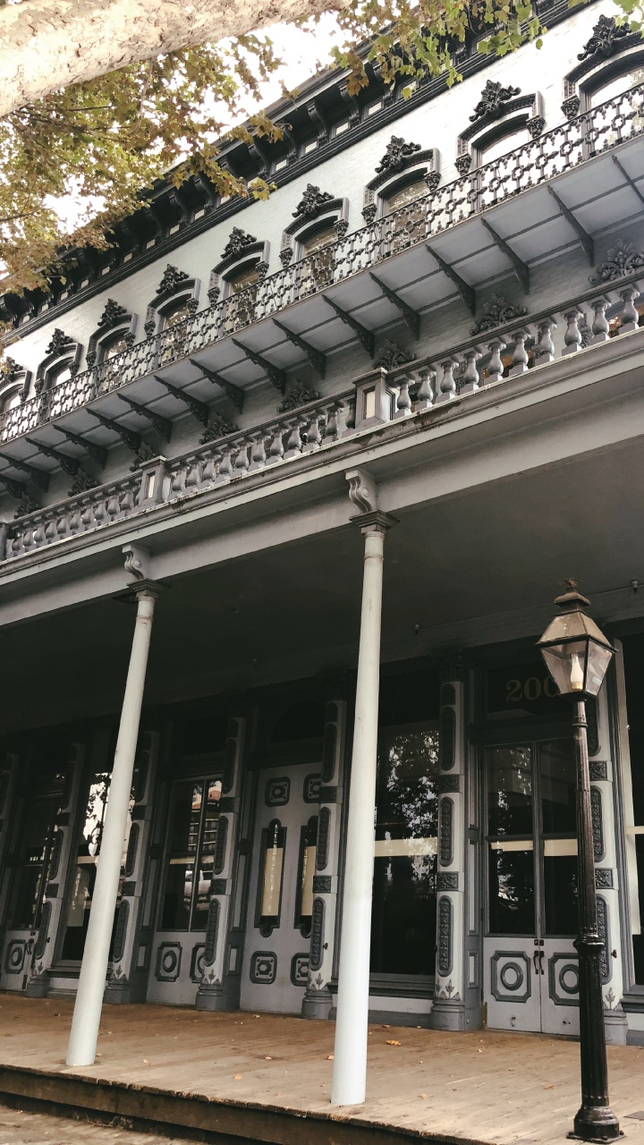 Обои фасад, архитектура, ориентир, столбец, железо в разрешении 720x1280