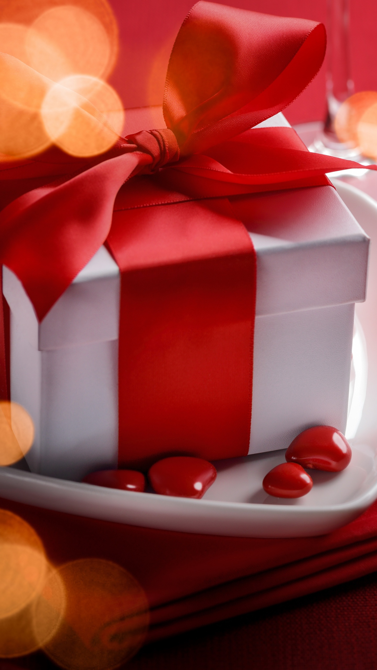 Обои День Святого Валентина, подарок, сердце, красный цвет, лента в разрешении 1440x2560