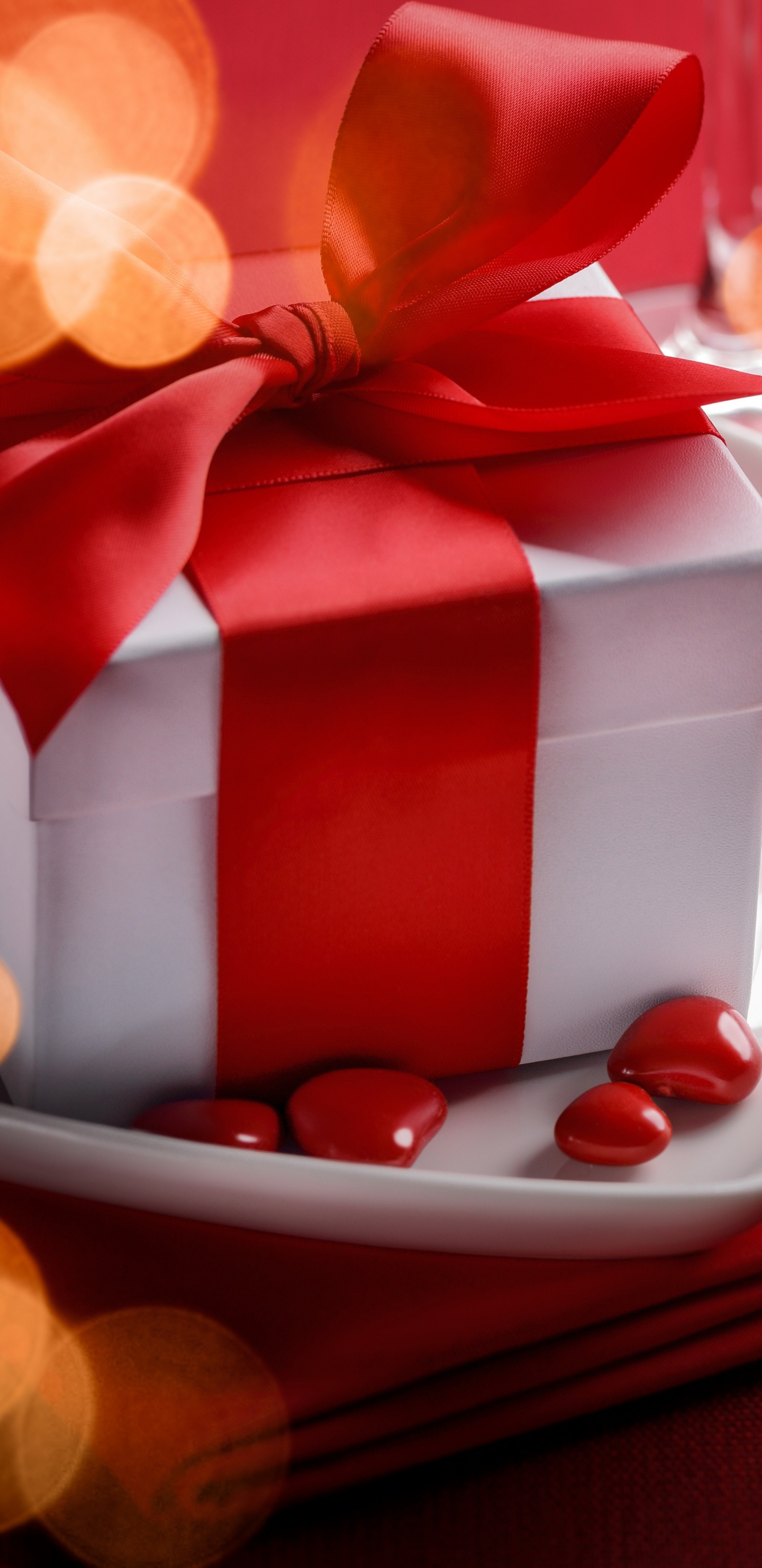 Обои День Святого Валентина, подарок, сердце, красный цвет, лента в разрешении 1440x2960