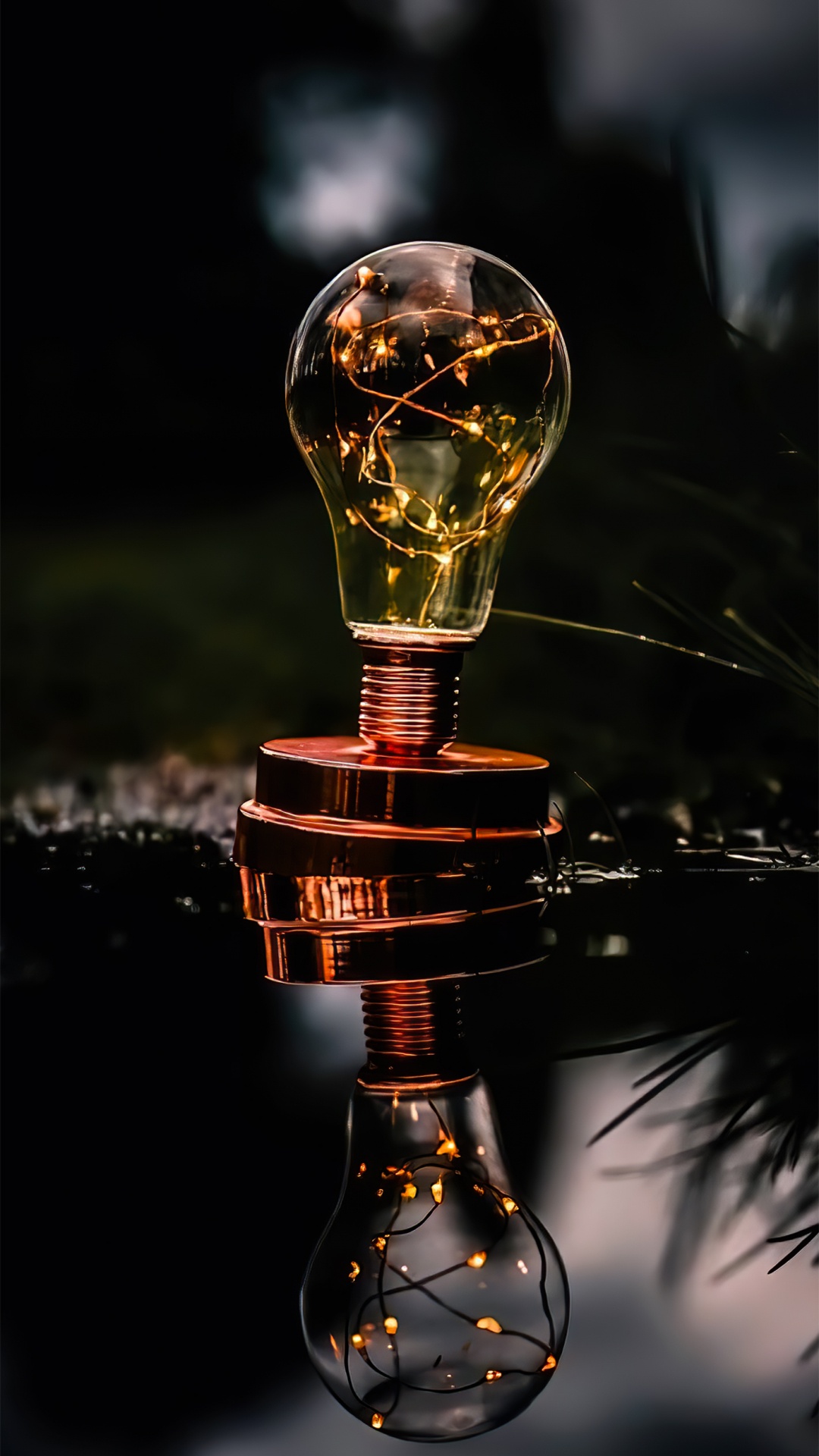 Обои отражение, бокал для вина, стеклянная бутылка, рюмки, свет в разрешении 1080x1920