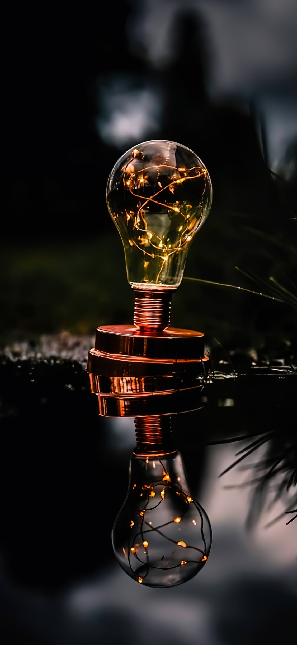 Обои отражение, бокал для вина, стеклянная бутылка, рюмки, свет в разрешении 1125x2436