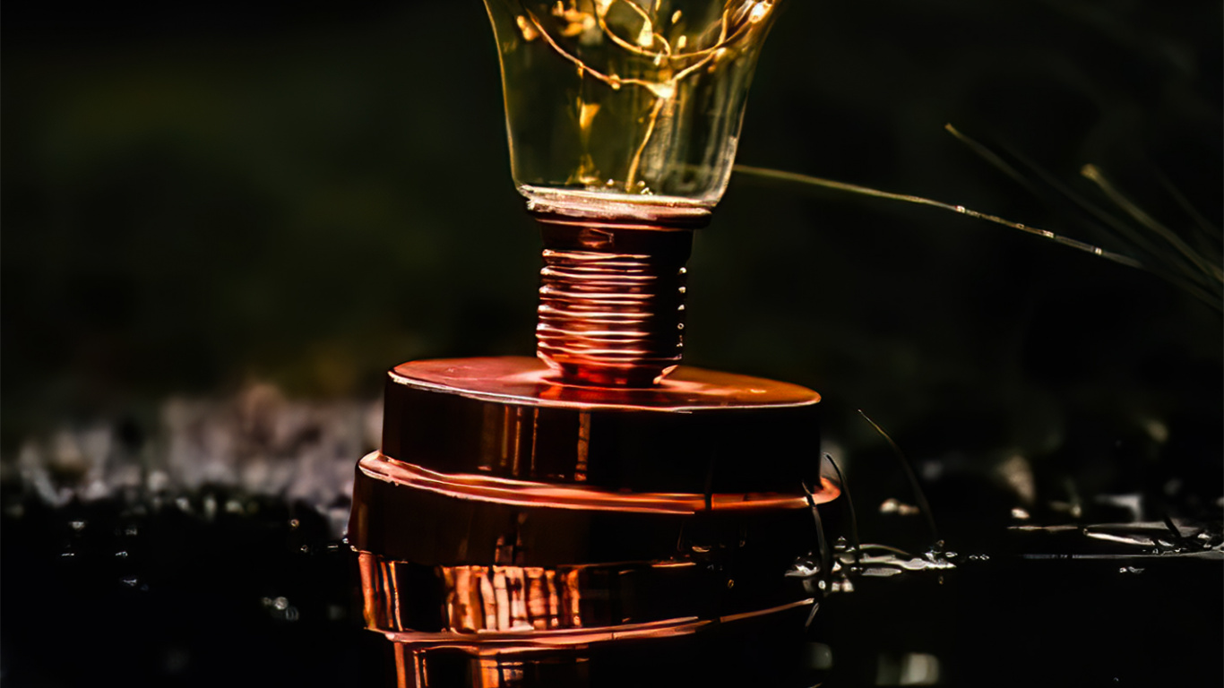 Обои отражение, бокал для вина, стеклянная бутылка, рюмки, свет в разрешении 1366x768