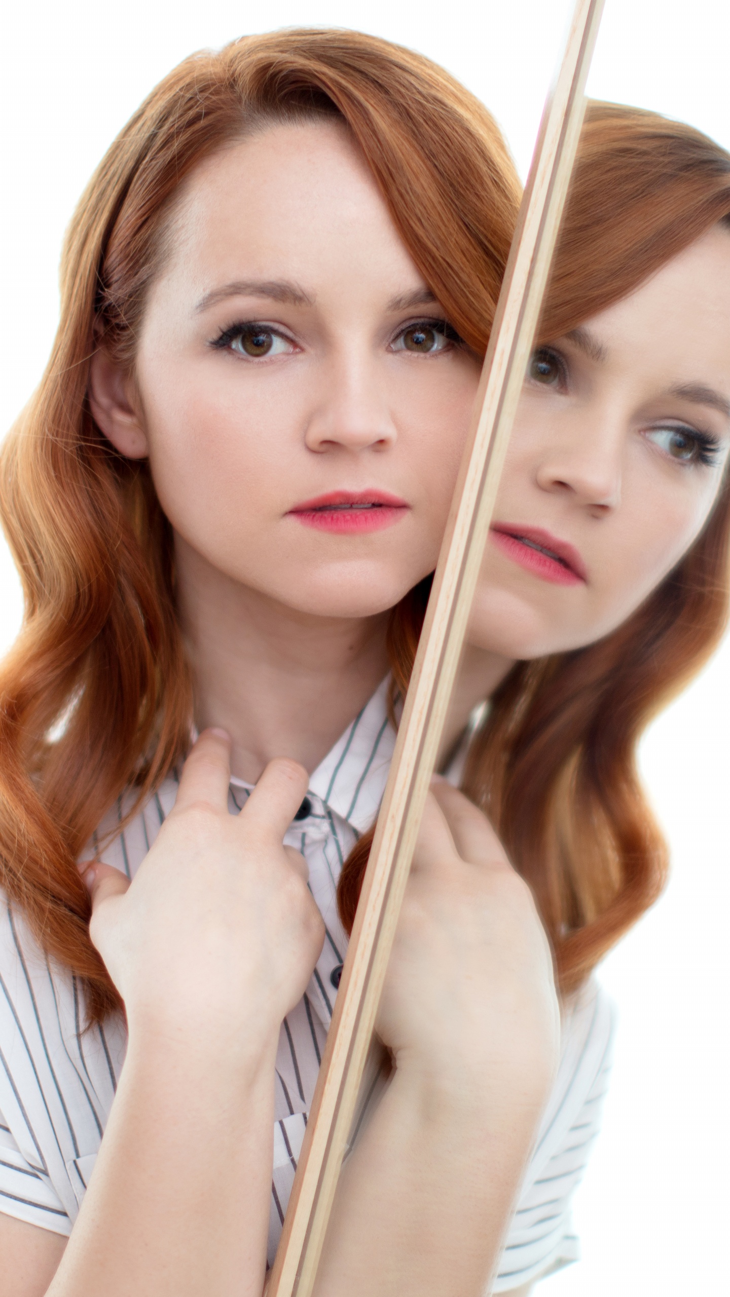 Обои актер, кожа, красота, улыбка, плечо в разрешении 1440x2560