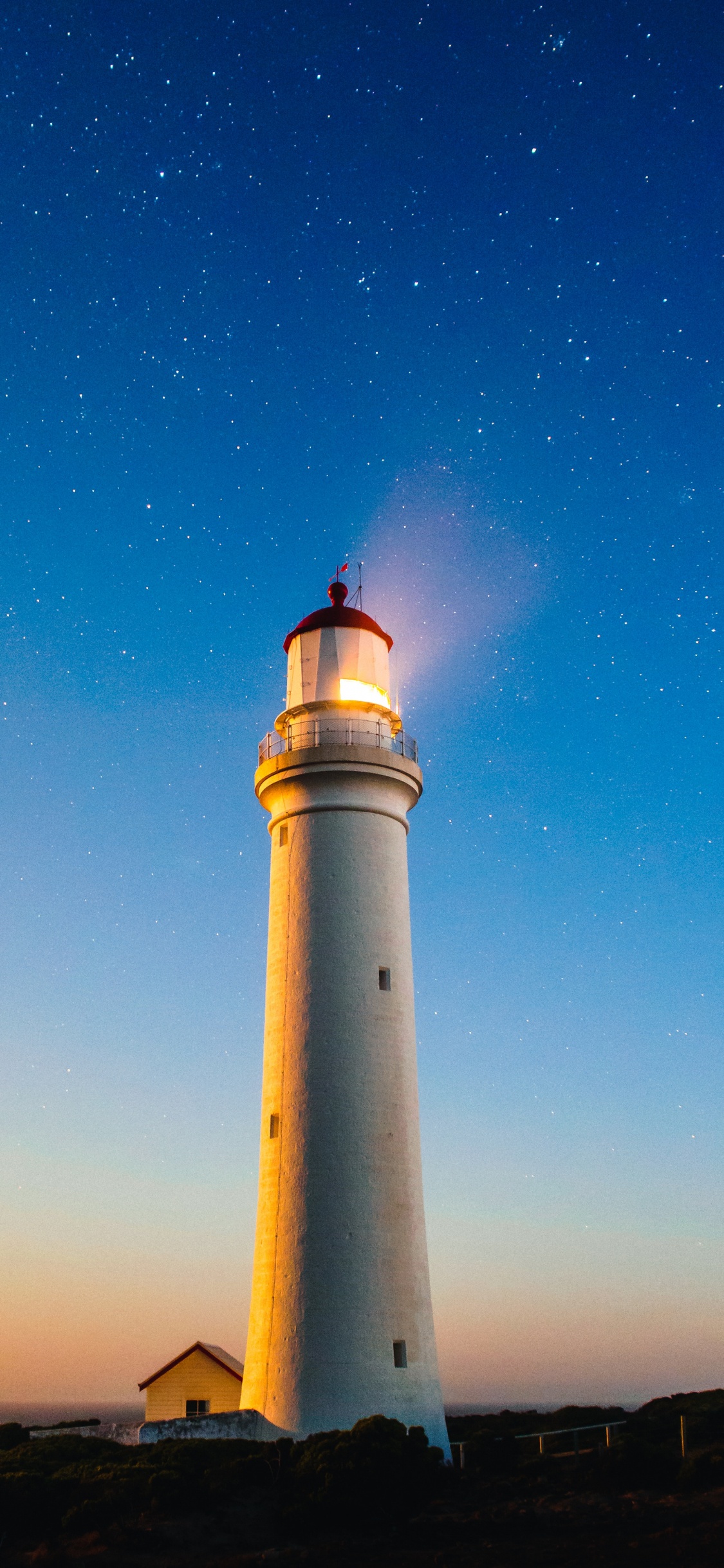 Обои дорога с видом на море, берег, море, Маяк, атмосфера в разрешении 1125x2436
