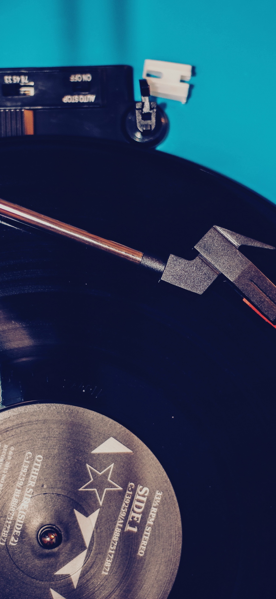 Обои постер, капюшон, грампластинка, материальное свойство, автомобильные шины в разрешении 1125x2436